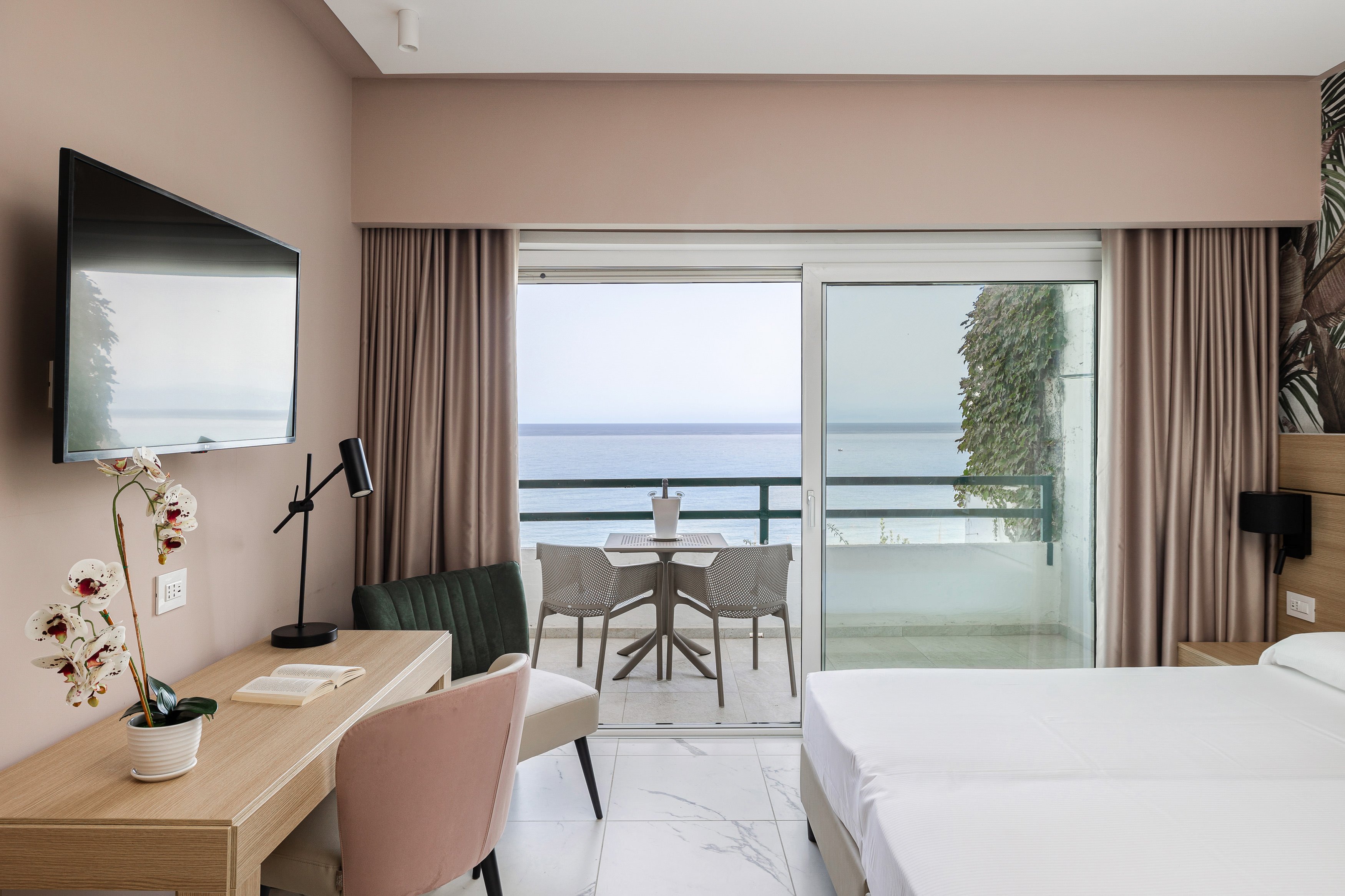 Modern Hotelzimmer mit Balkon, Meerblick, minimalistische Einrichtung und Premium Komfort
