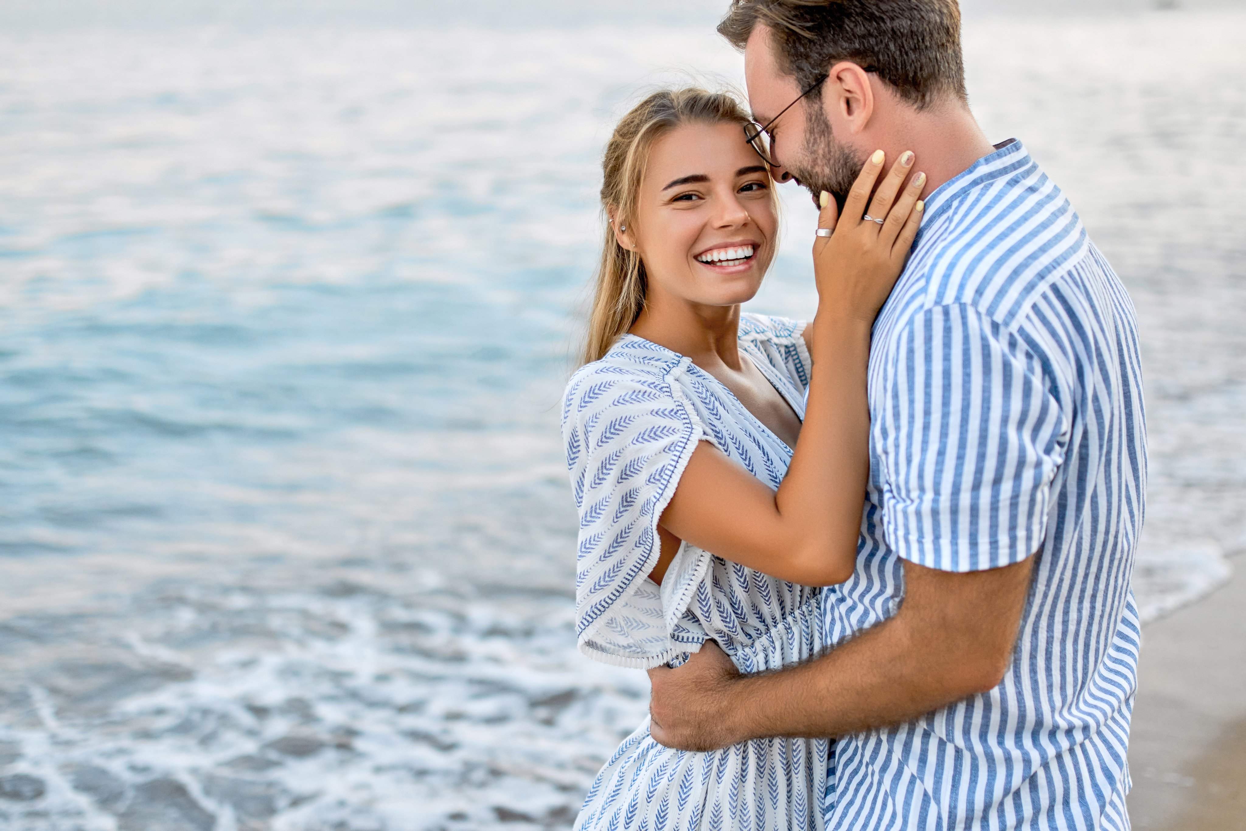 Ein verliebtes Paar am Strand bei Aldiana, einem Premium Cluburlaub Anbieter