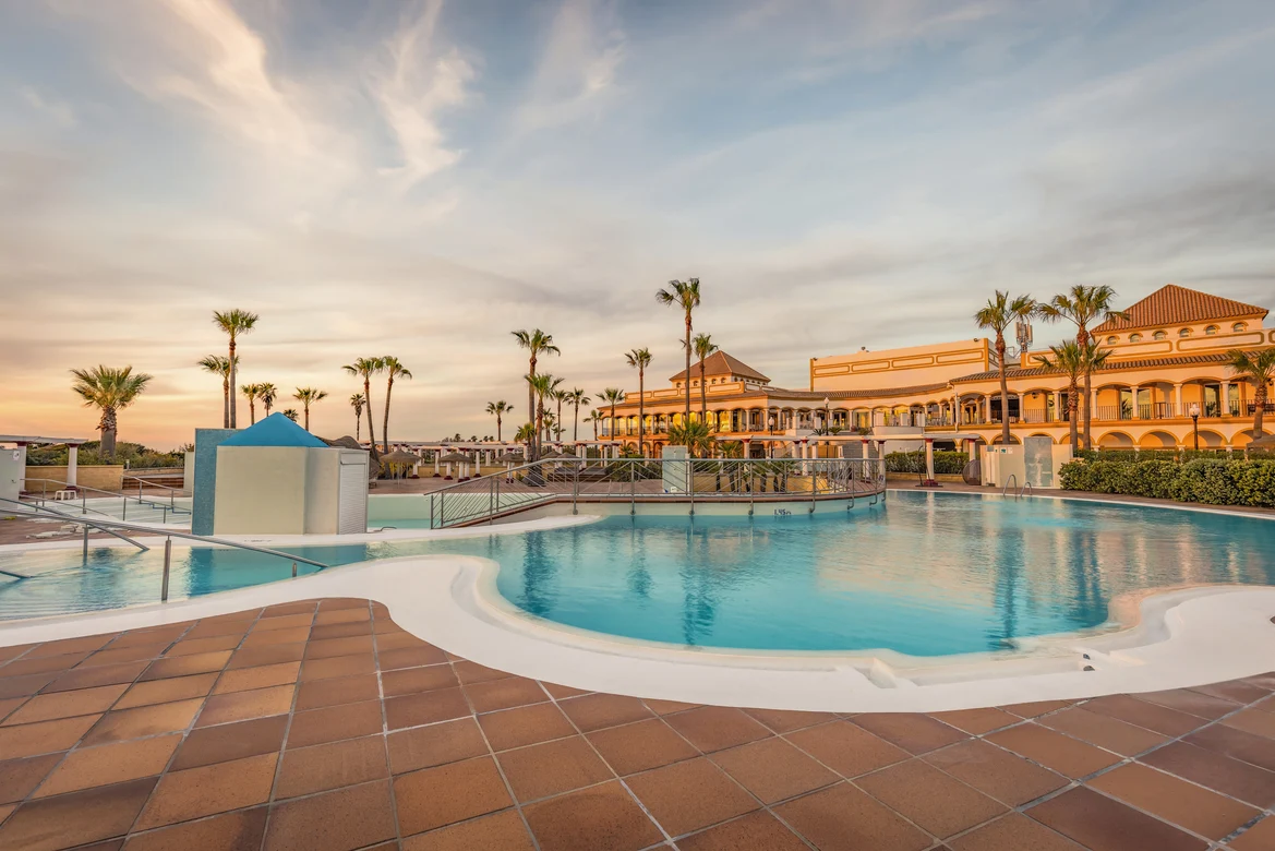 Hotelanlage mit Pool und Palmen