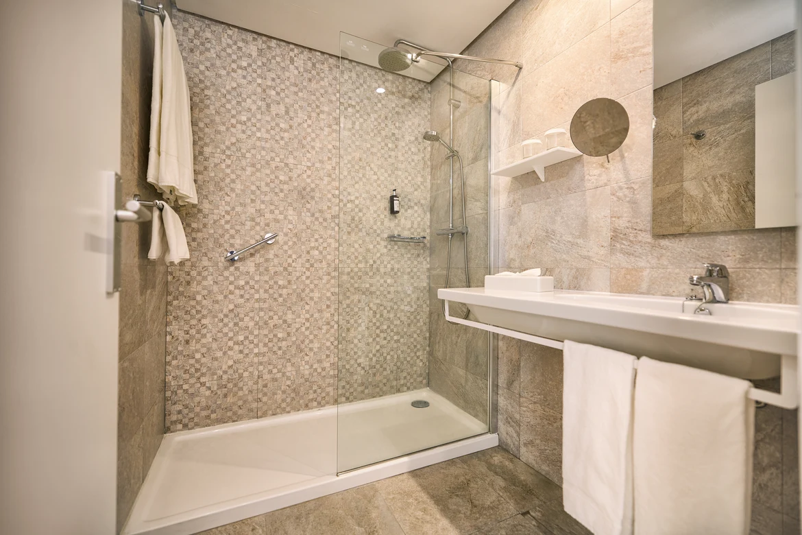 Badezimmer mit Dusche