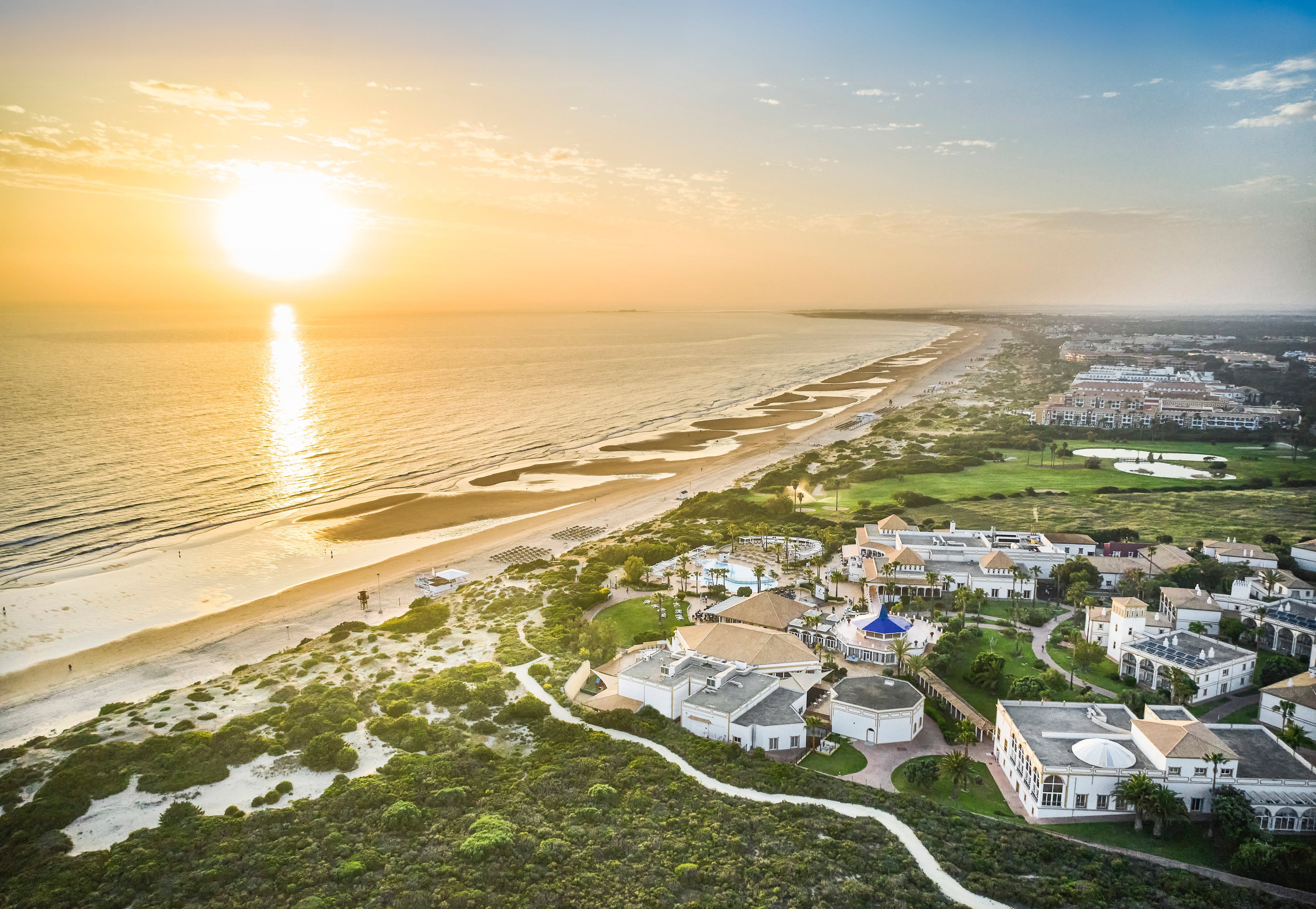 Hochwertiger Aldiana Club am Strand mit Luxushäusern und Meerblick bei Sonnenuntergang