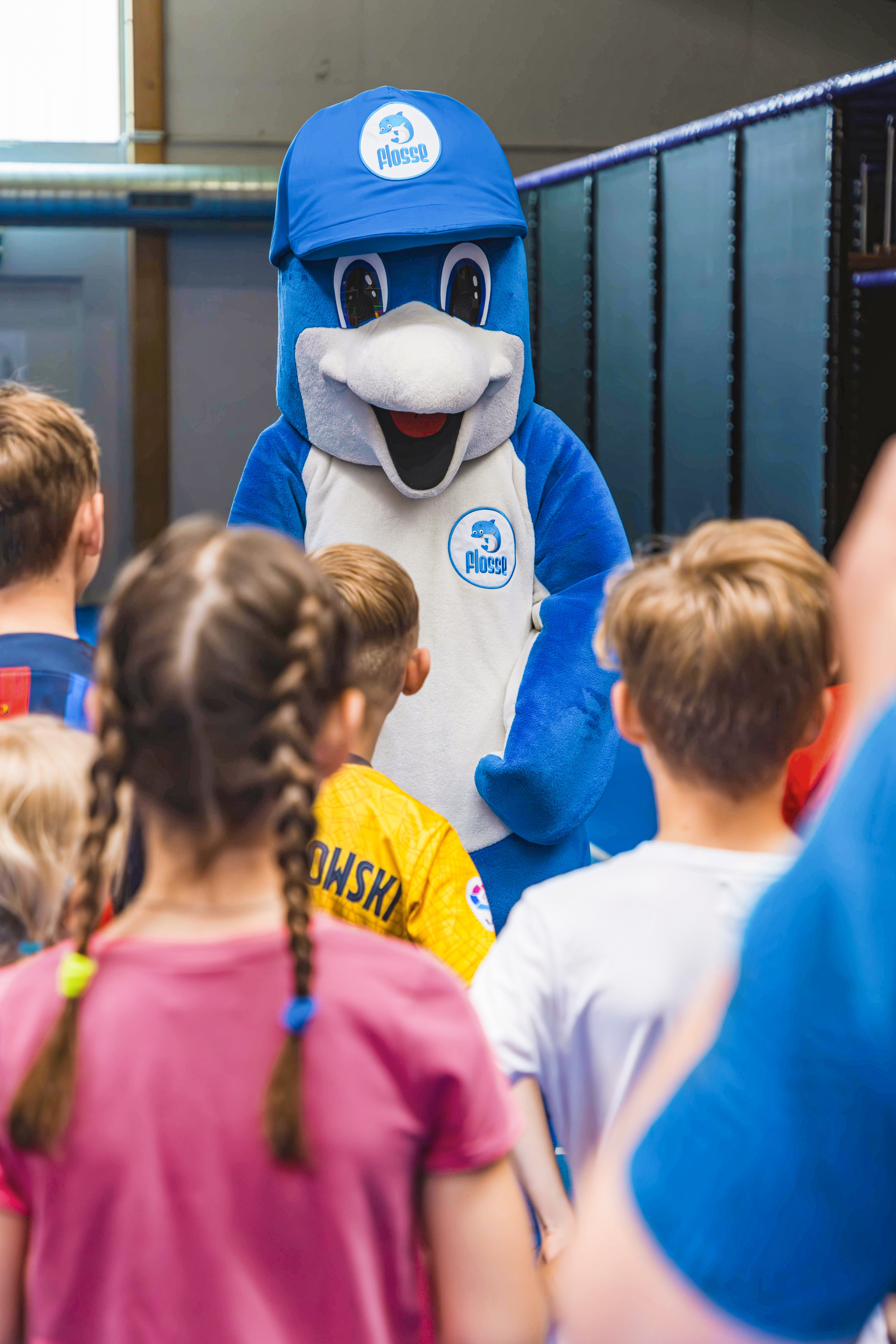 Ein freundlicher Delfin-Charakter begrüßt Kinder im Aldiana Premium Cluburlaub.