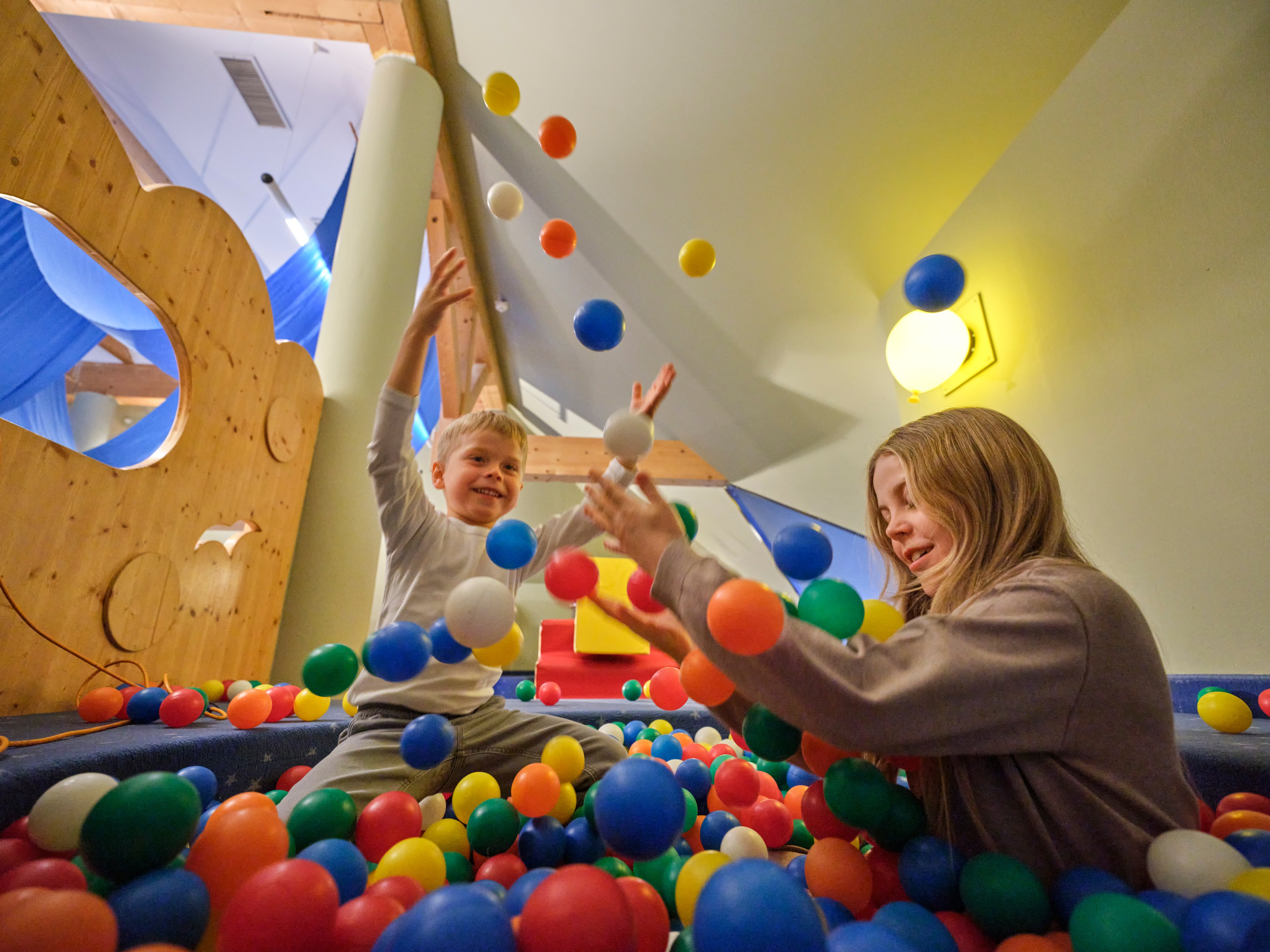Kinder spielen in einem bunten Ballpool im Tripolis Kinderclub bei Aldiana Premium Cluburlaub