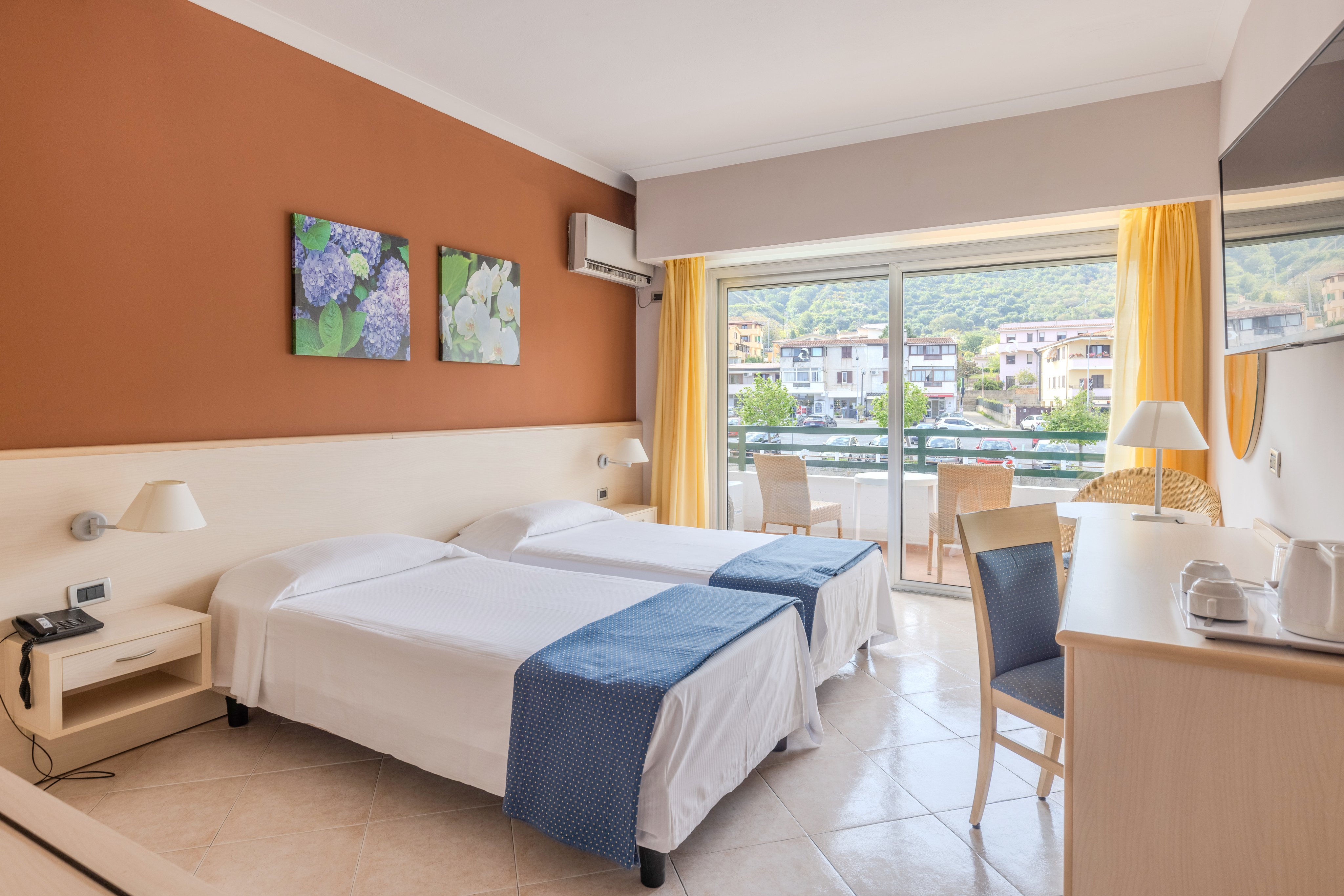 Doppelzimmer im Premium Cluburlaub bei Aldiana mit Balkon und Seeblick