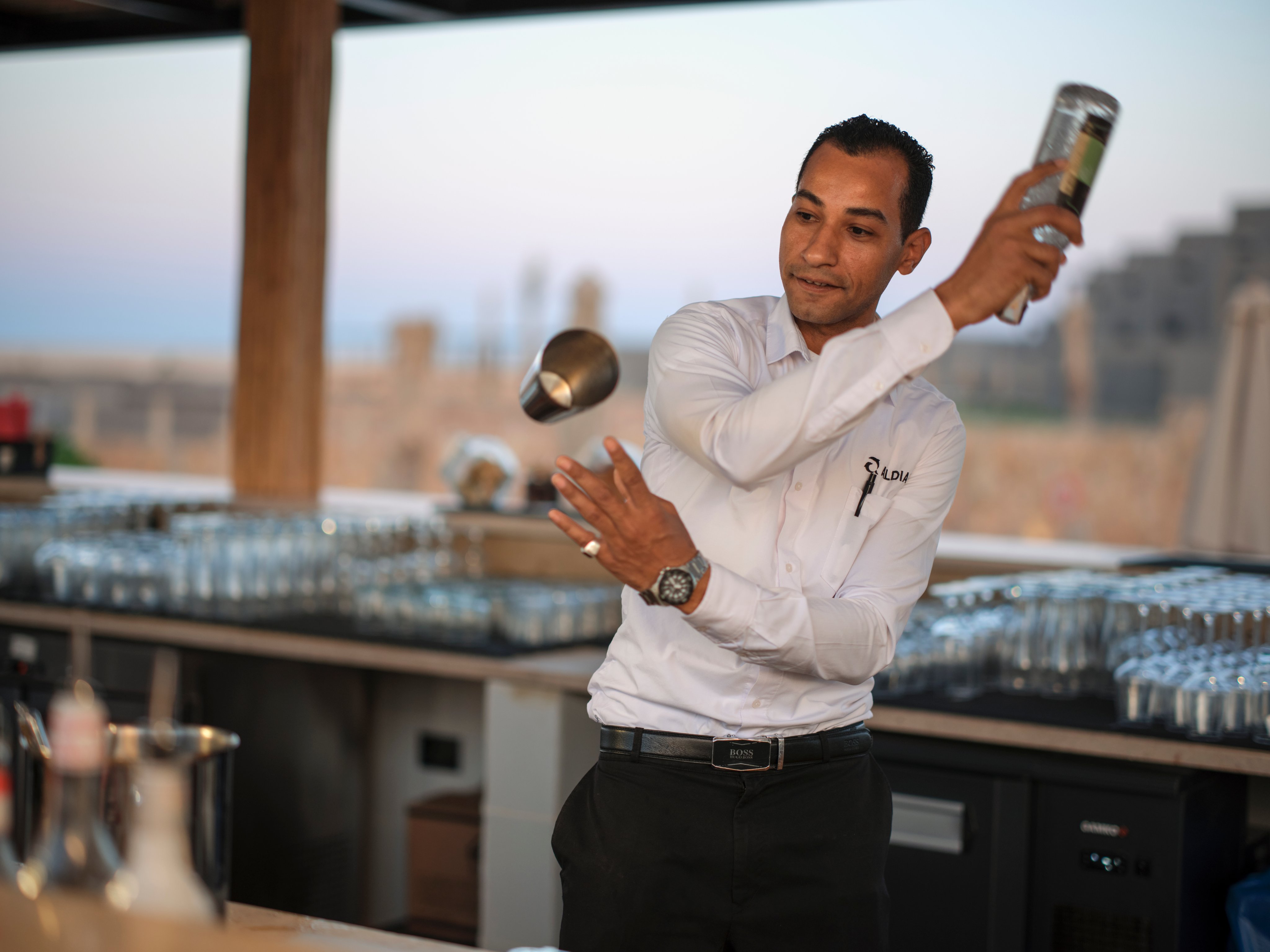 Ein Barkeeper bereitet einen Drink in einem Premium Cluburlaub von Aldiana vor