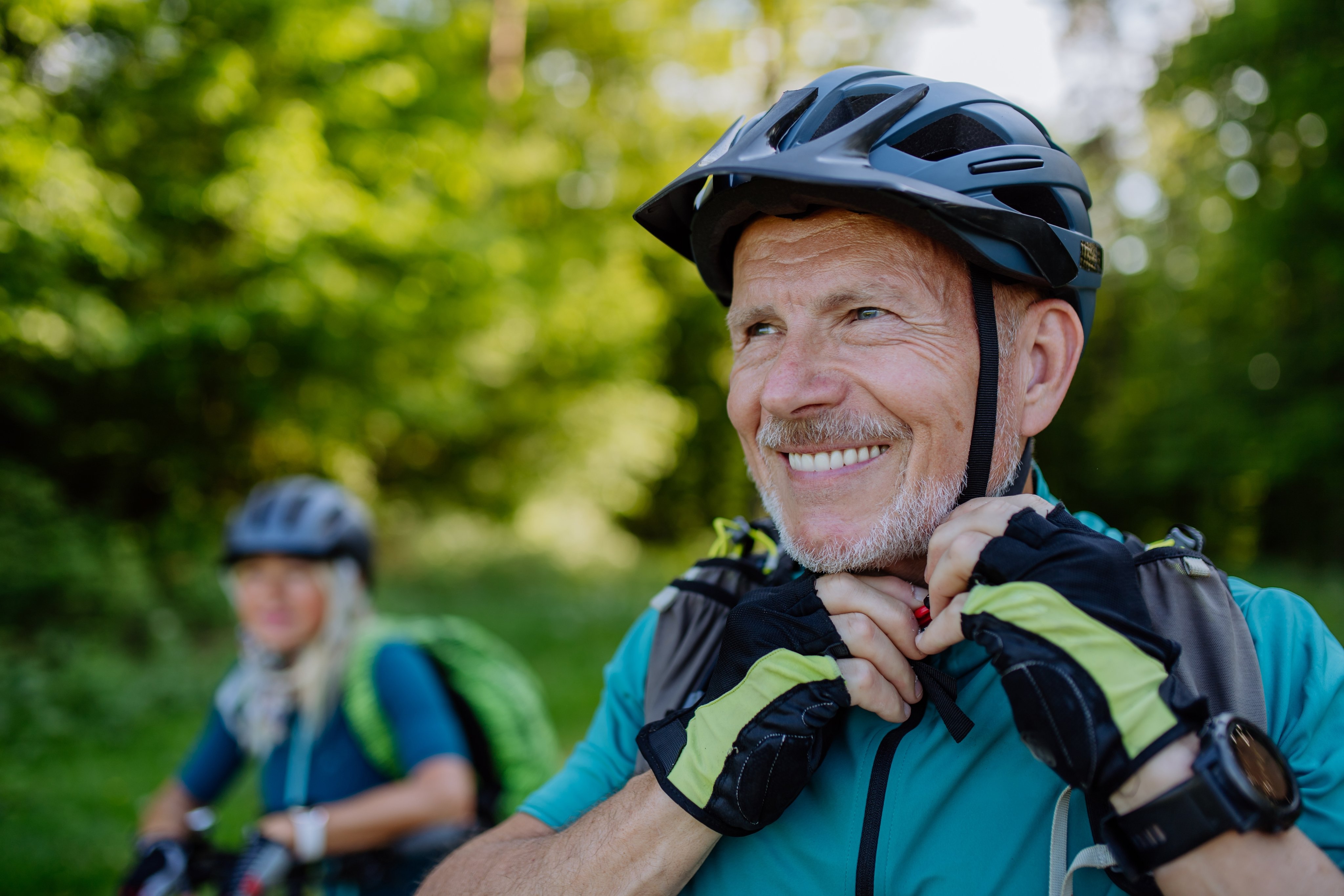 Zwei Radfahrer in Natur beim Premium Cluburlaub von Aldiana