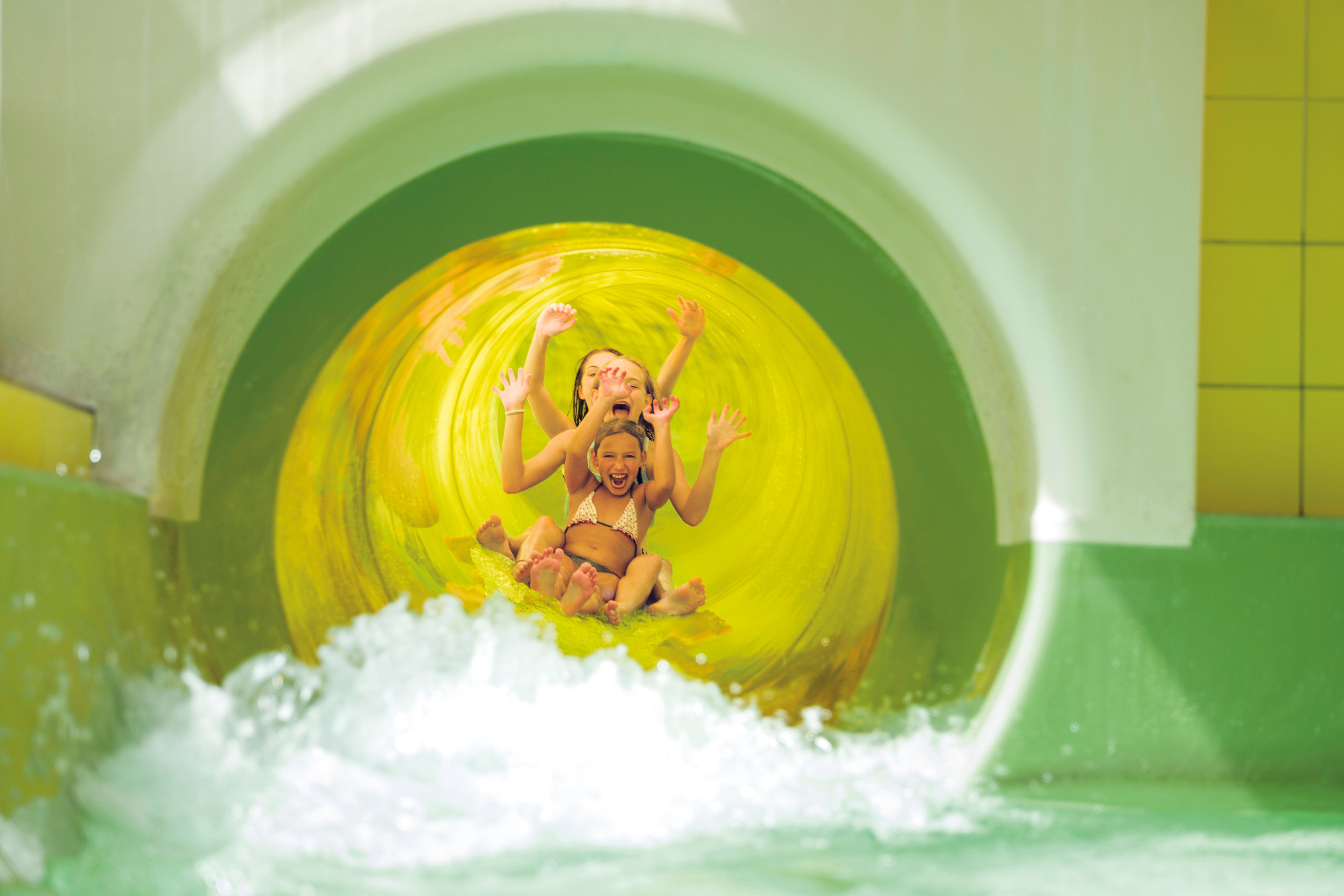 Kinder rutschen in einem Wasserpark, Spaß und Abenteuer in einem Premium Cluburlaub