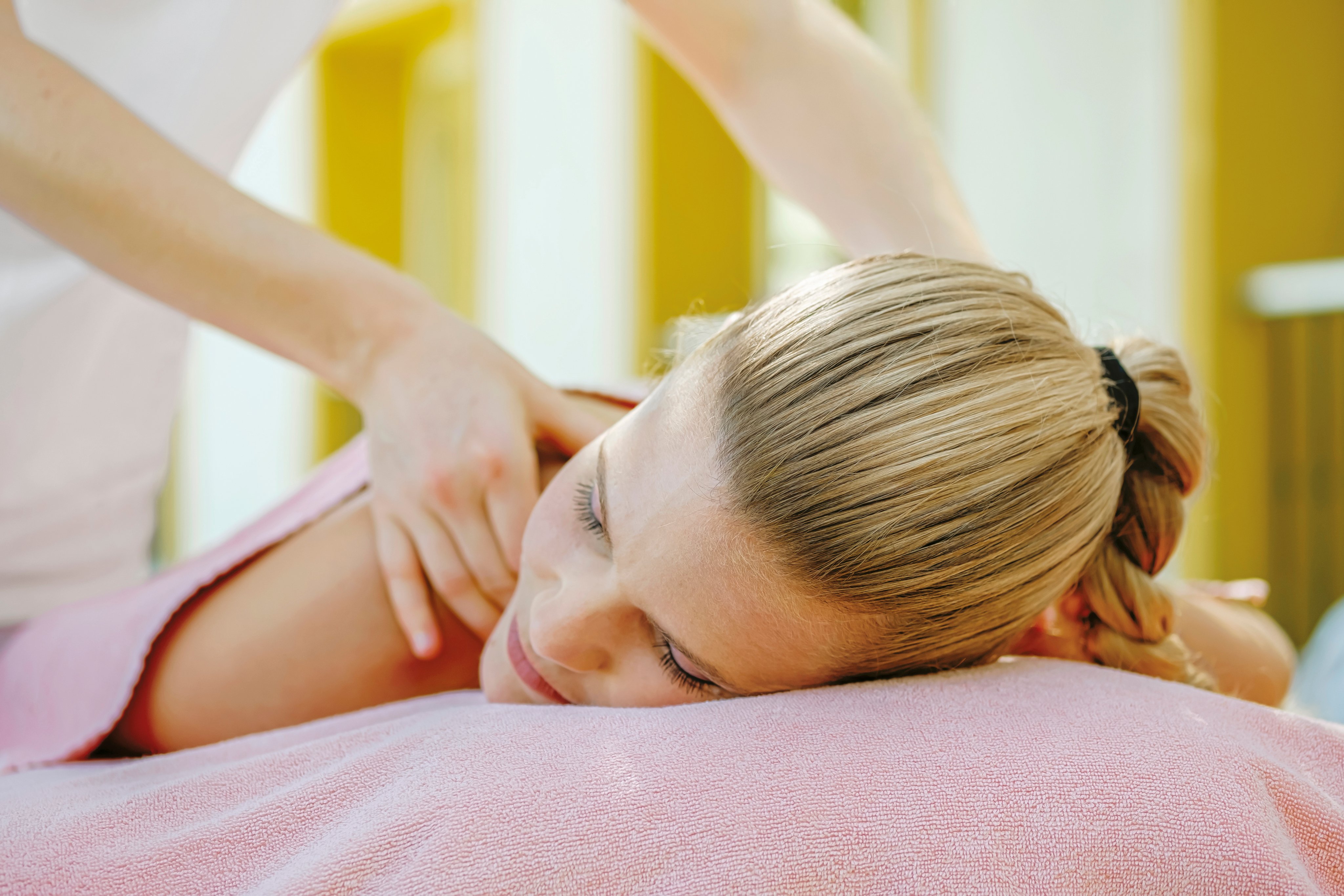 Entspannende Massage im Luxus-Cluburlaub bei Aldiana, hochwertige Wellness-Erfahrung