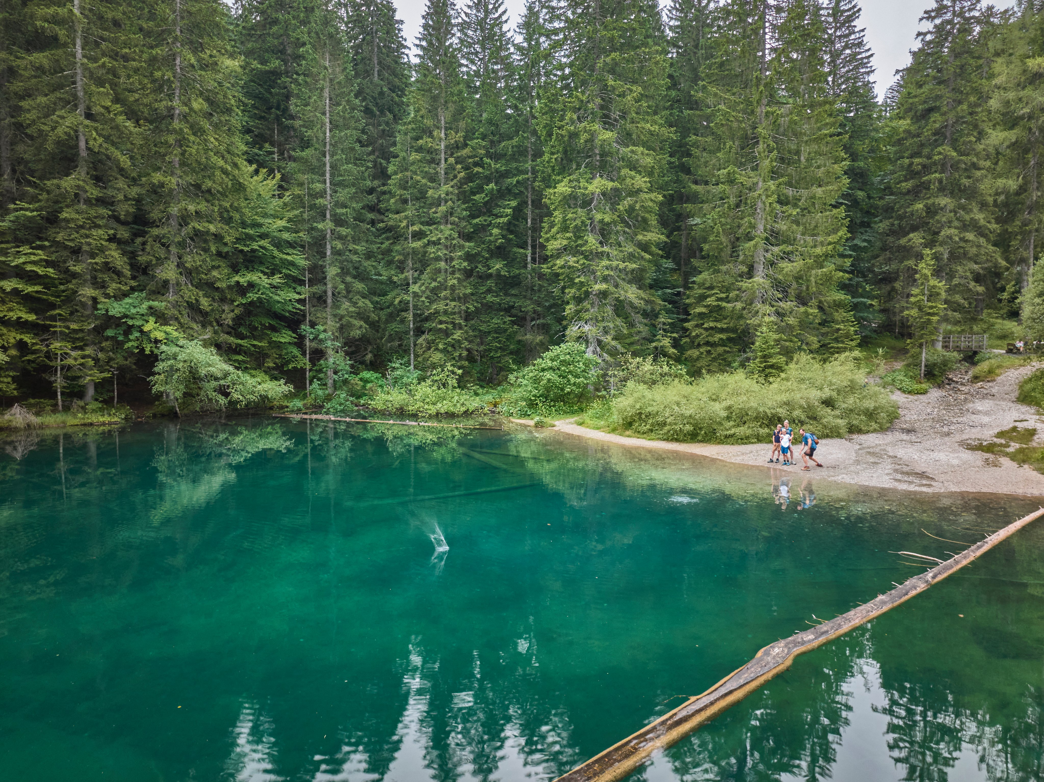 Bilder von Aldiana mit grüner Natur, See und Spaziergängern, geeignet für Premium Cluburlaub.