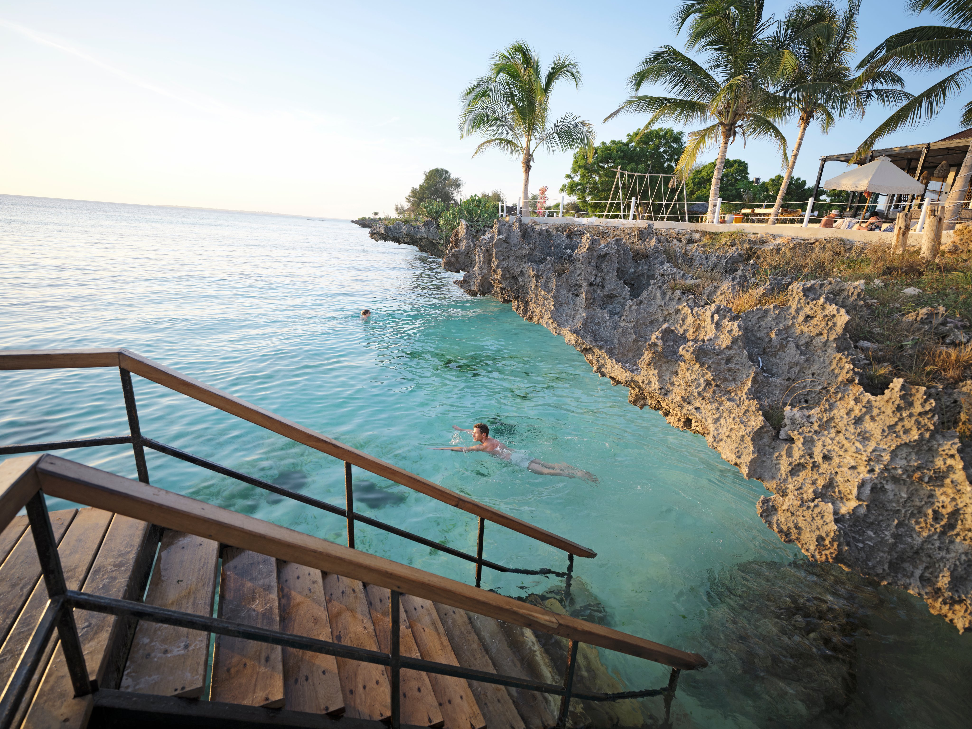 Aldiana Urlaub am Meer, mit Pool, Palmbaeumen und entspannter Atmosphäre.