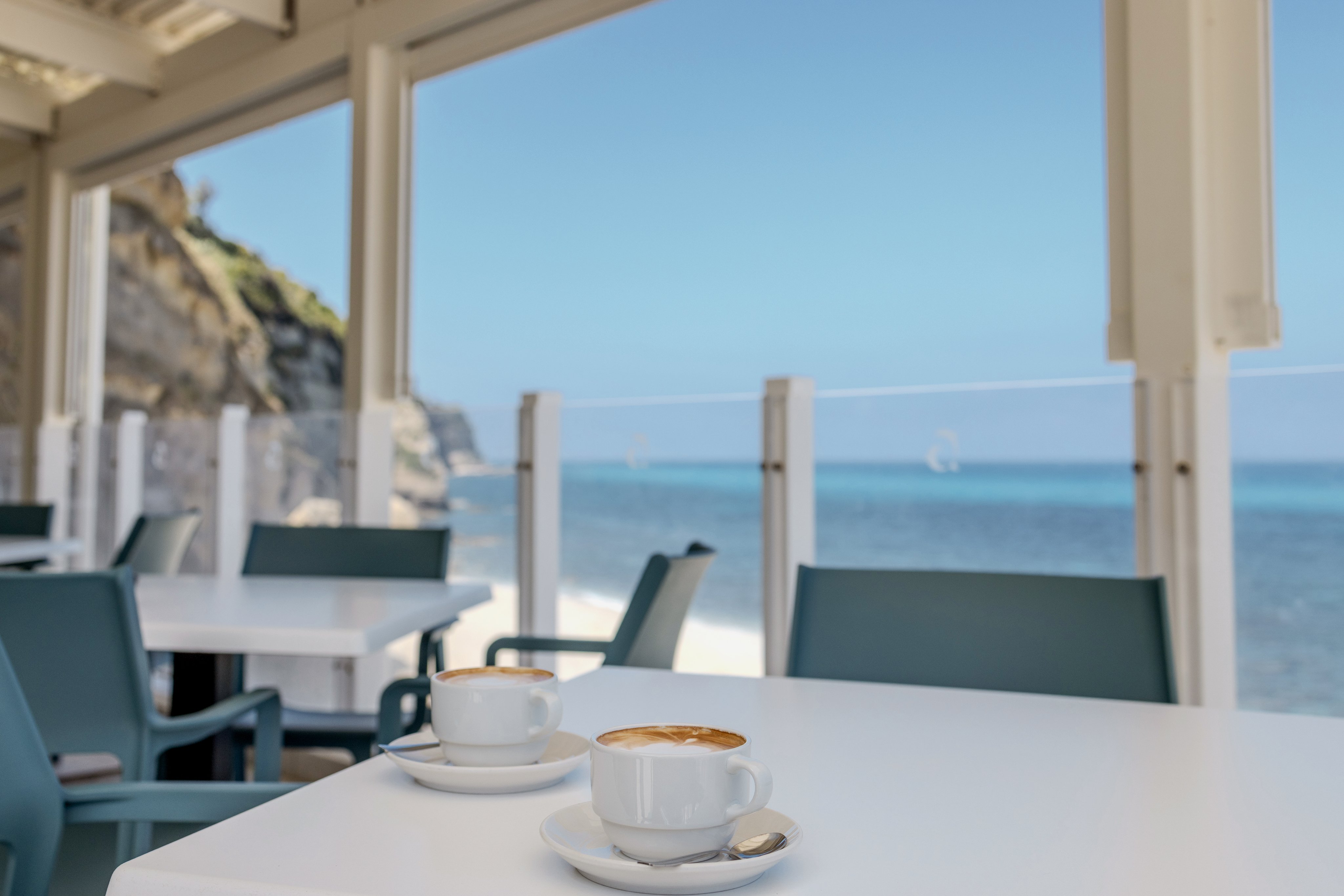 Kaffee an der Beach-Bar Terrasse mit Meer im Hintergrund