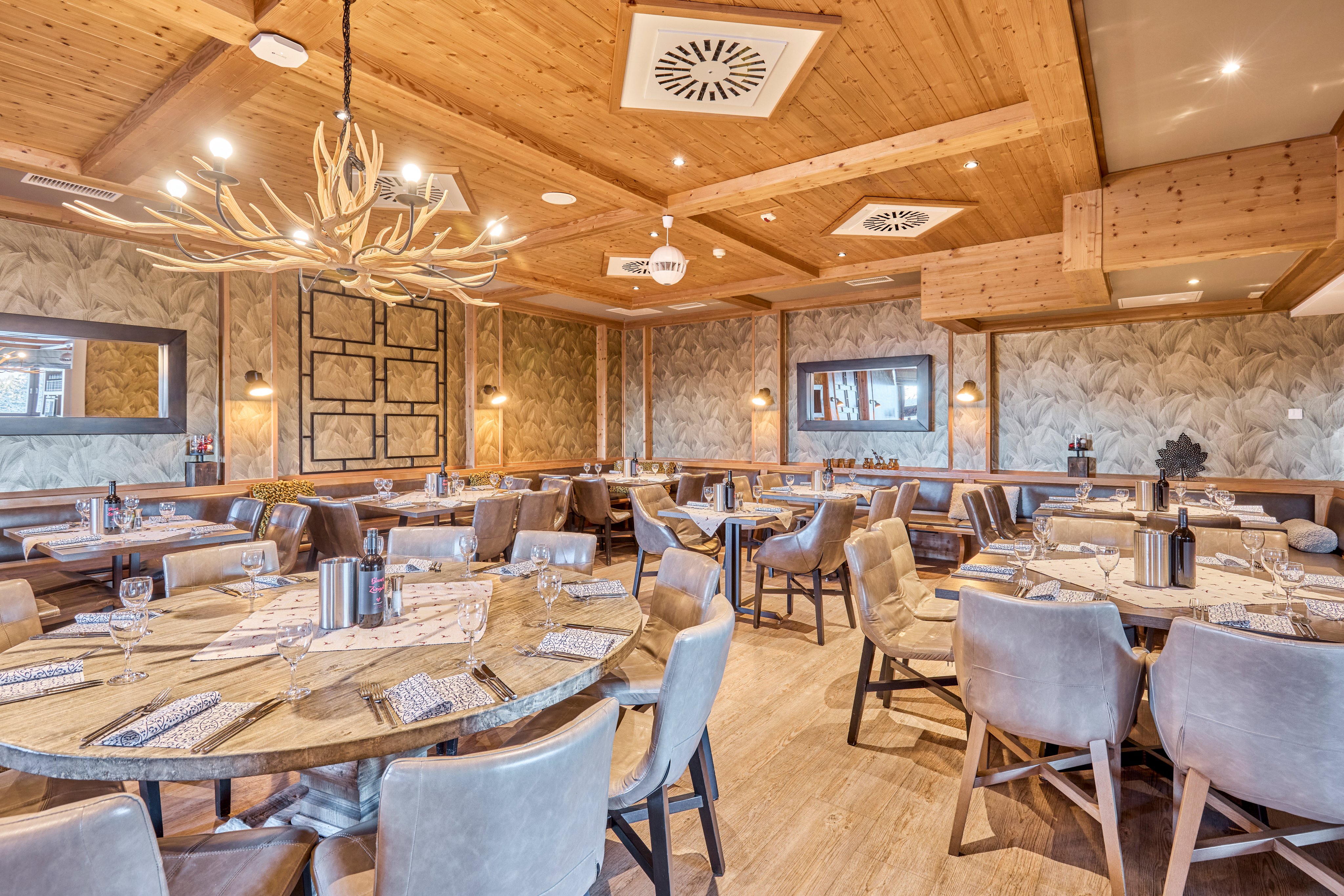 Elegantes Restaurant mit Holzdecke und modernen Sitzplätzen für Premium Cluburlaub bei Aldiana