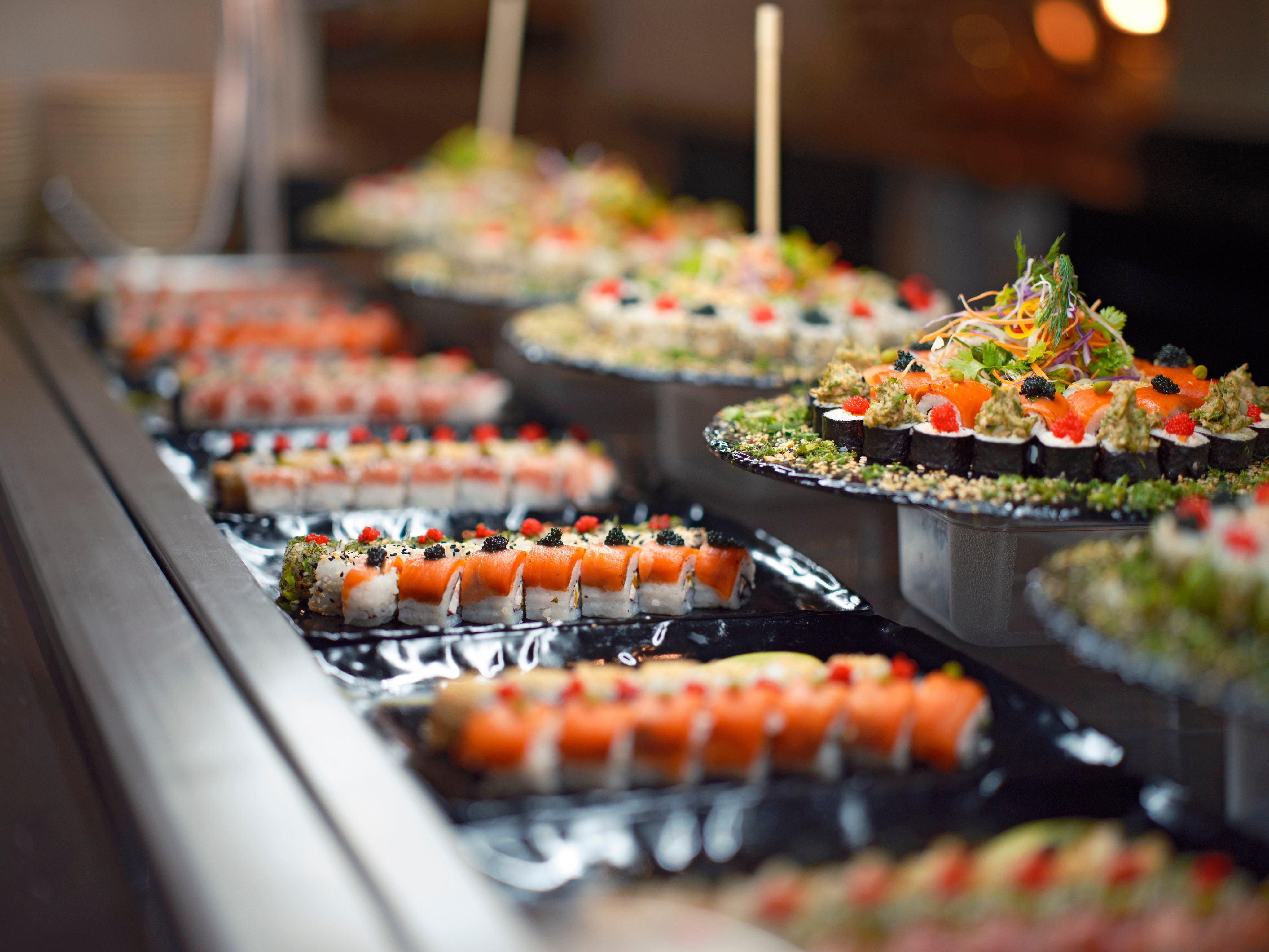 Bunte vielfältige festliche Desserts und Torten bei einem Premium Cluburlaub von Aldiana