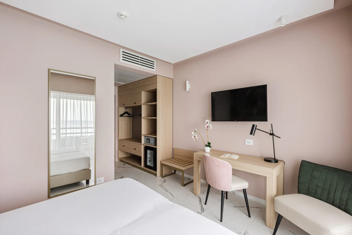 Ein Hotelzimmer im Premium Clubstil von Aldiana mit Bett, Schreibtisch, TV und Sitzgelegenheiten