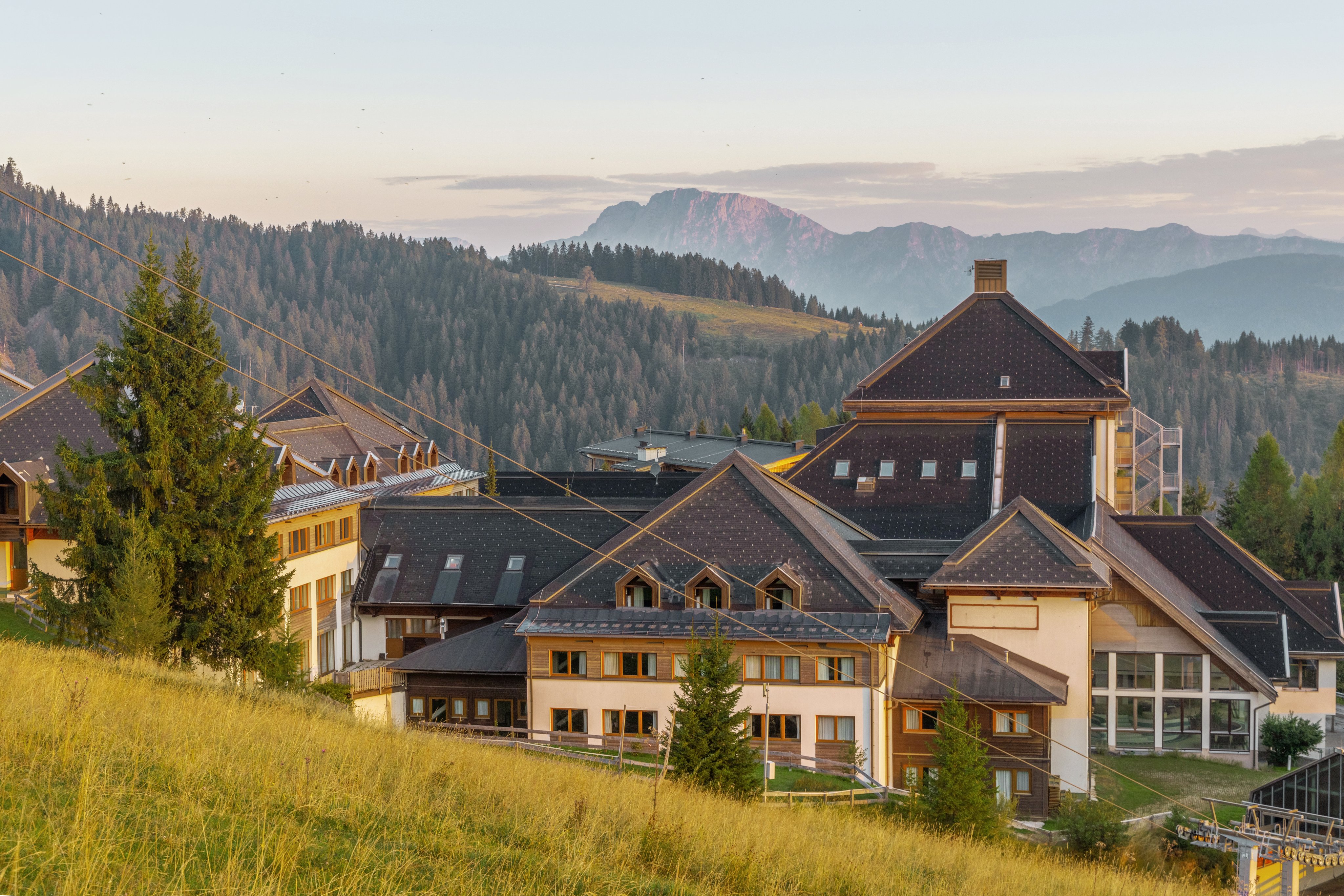 Hochwertiges Aldiana Clubhotel in alpiner Umgebung mit modernen Zimmern und Naturelementen
