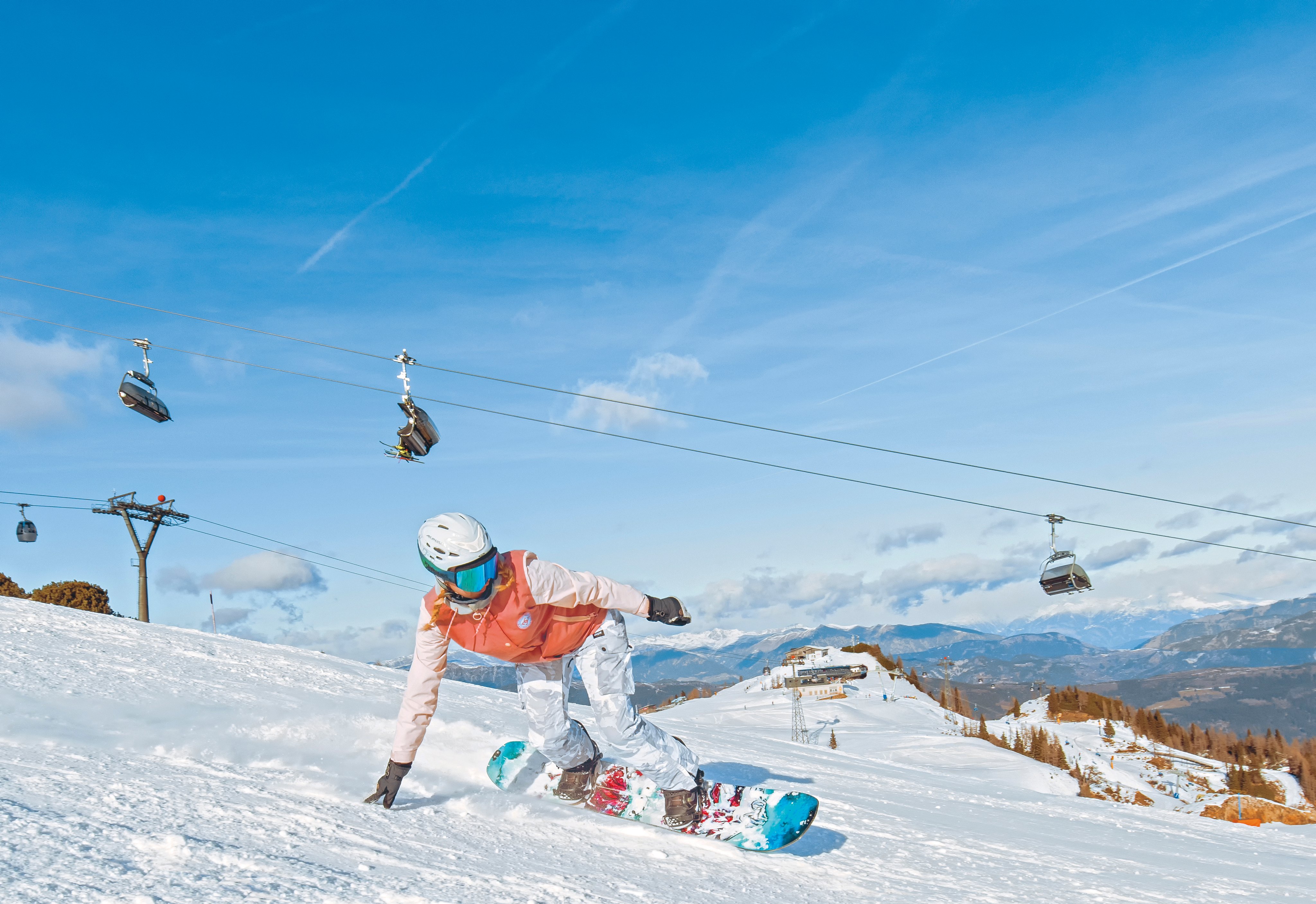 Skifahrer beim Snowboarden im Schnee auf einem Premium Cluburlaub von Aldiana