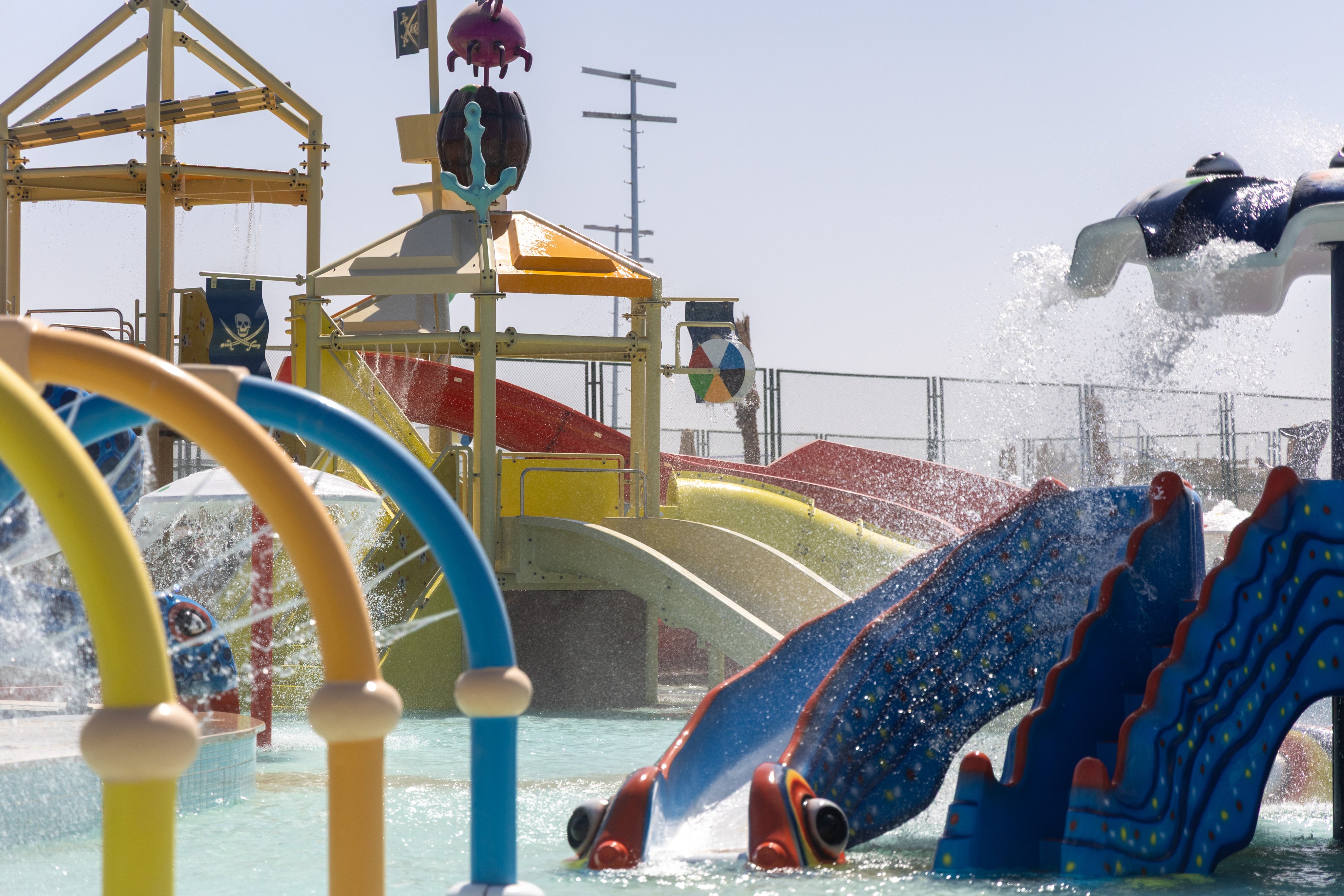 Aldiana Wasserpark mit Wasserrutschen und lachenden Kindern im Sommer.