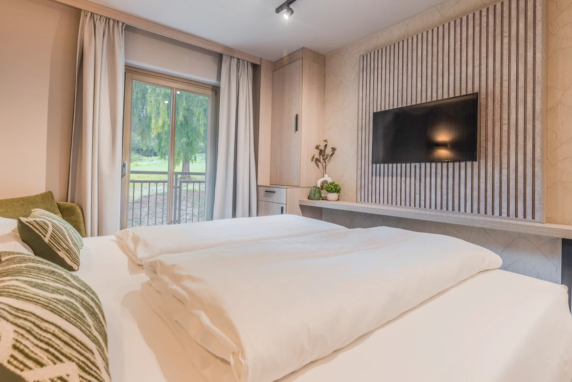 Doppelzimmer im Premium Cluburlaub von Aldiana mit gemütlicher Einrichtung und Balkon