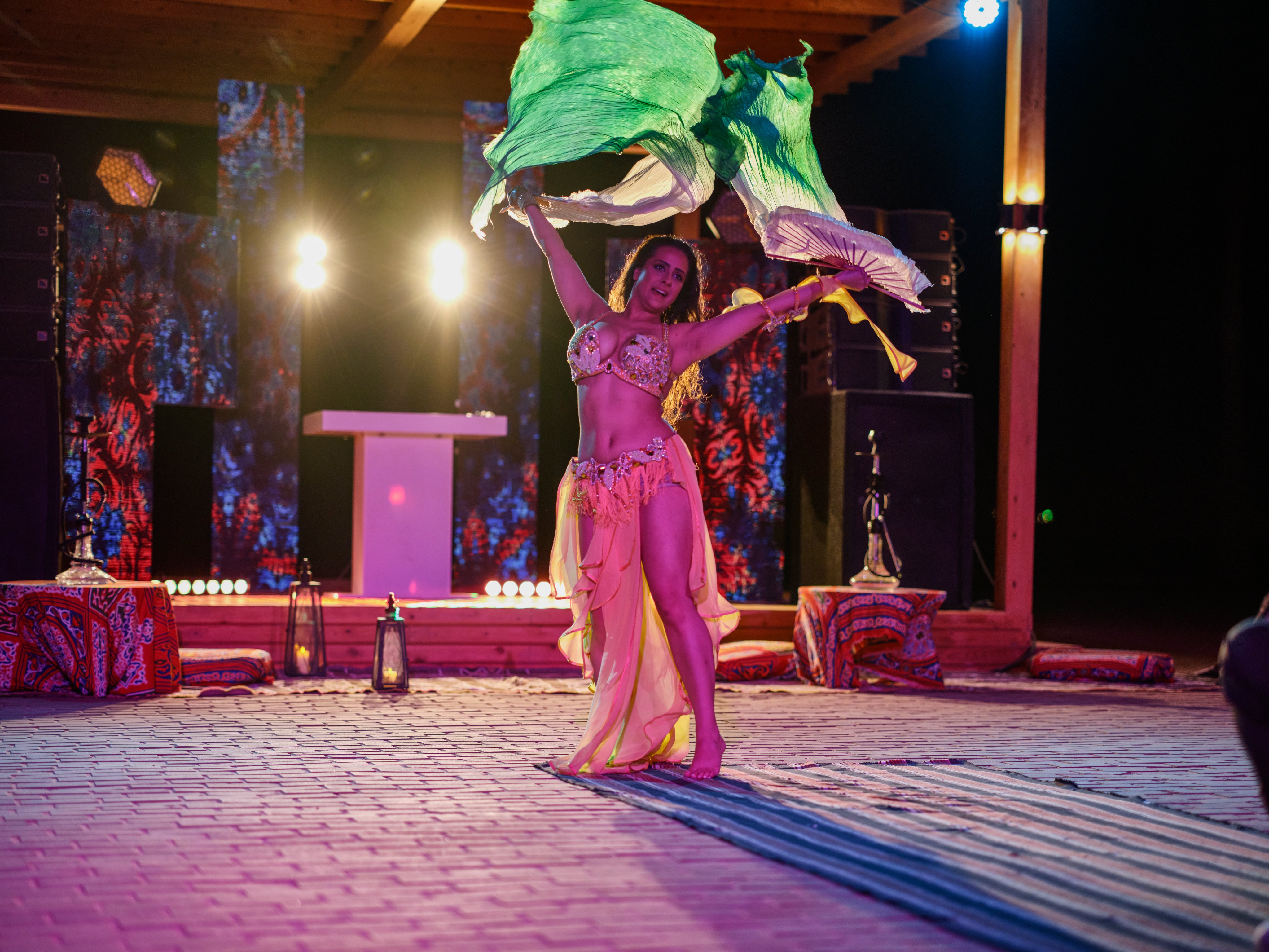 Aldiana Premium Cluburlaub Tanzperformance mit Piratenkostüm auf Bühne bei Nacht