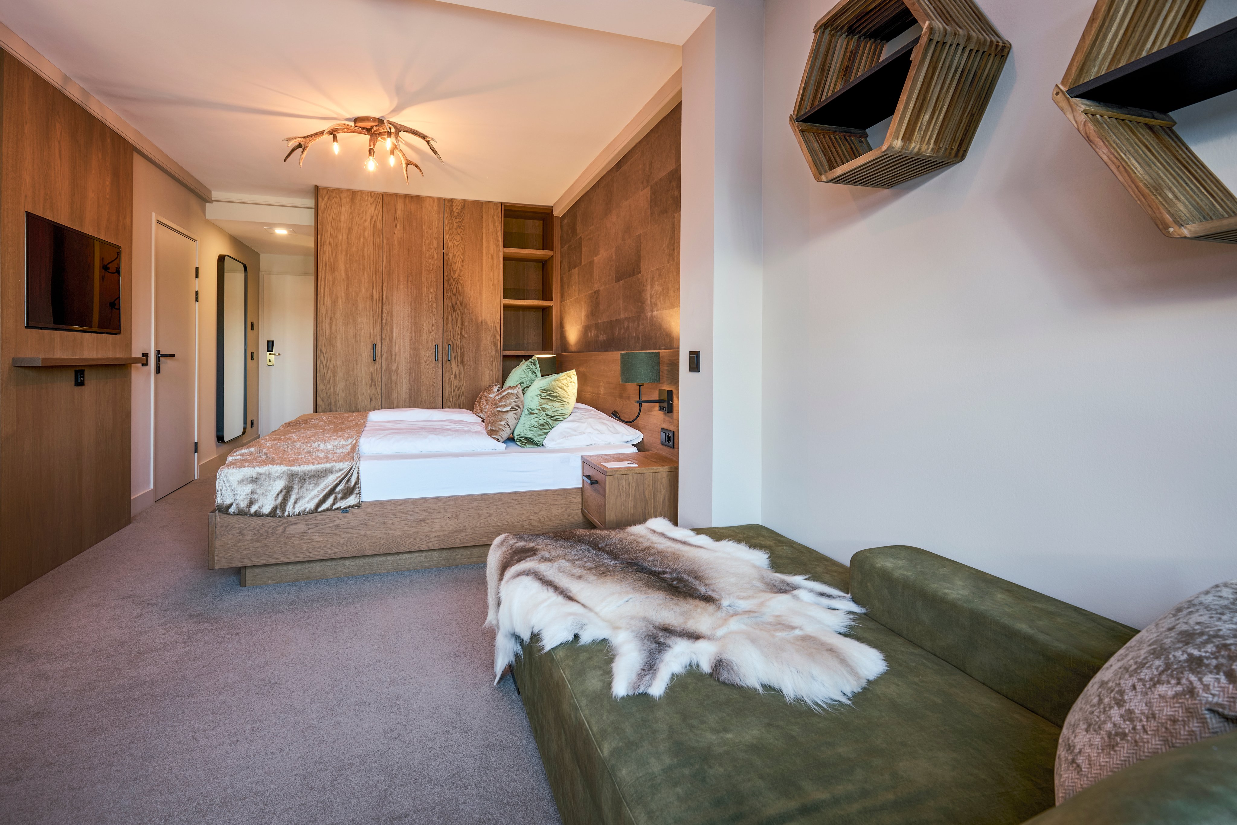 Doppelbett im modernen Hotelzimmer von Aldiana mit Holzdekor und gemütlicher Atmosphäre