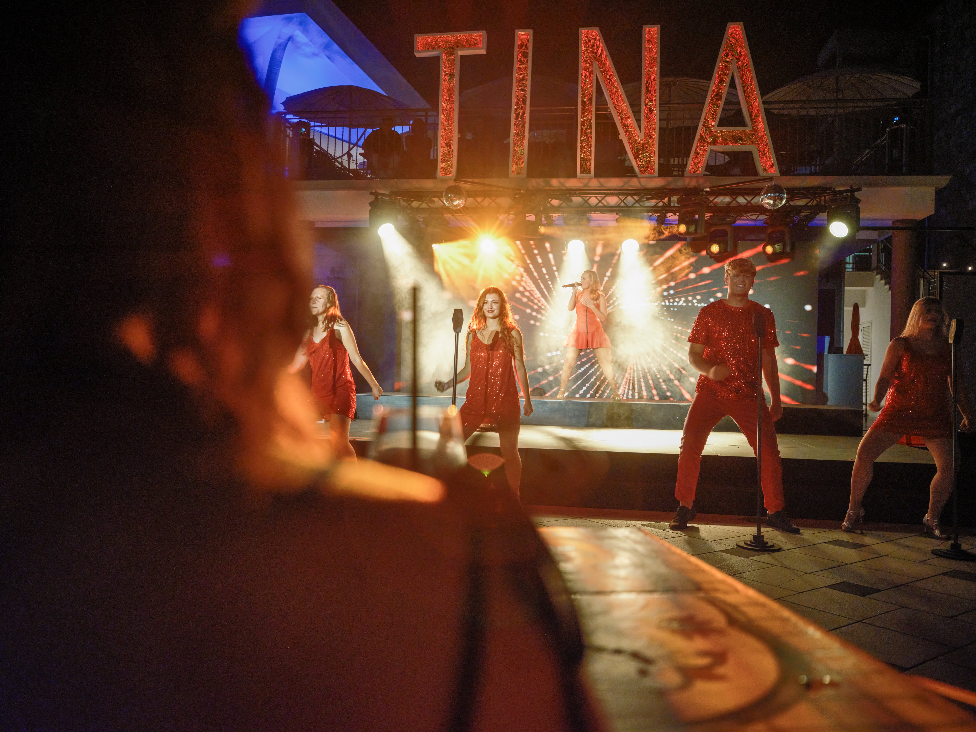 TINA Show auf der Bühne bei Aldiana mit tanzenden Performern und bunter Beleuchtung