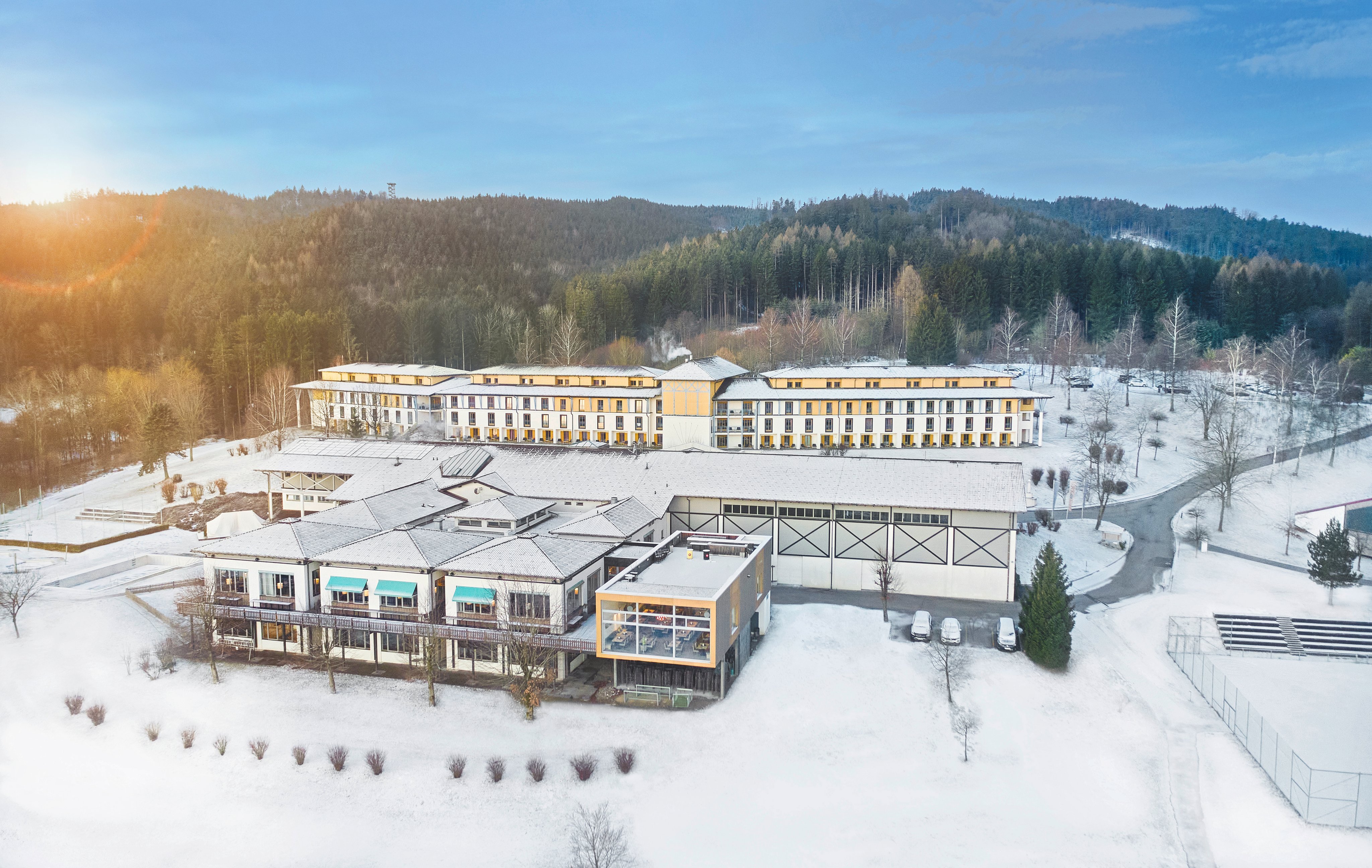 Aldiana Premium Cluburlaub im verschneiten Bergregion, modernes Gebäude mit schwarzem Dach