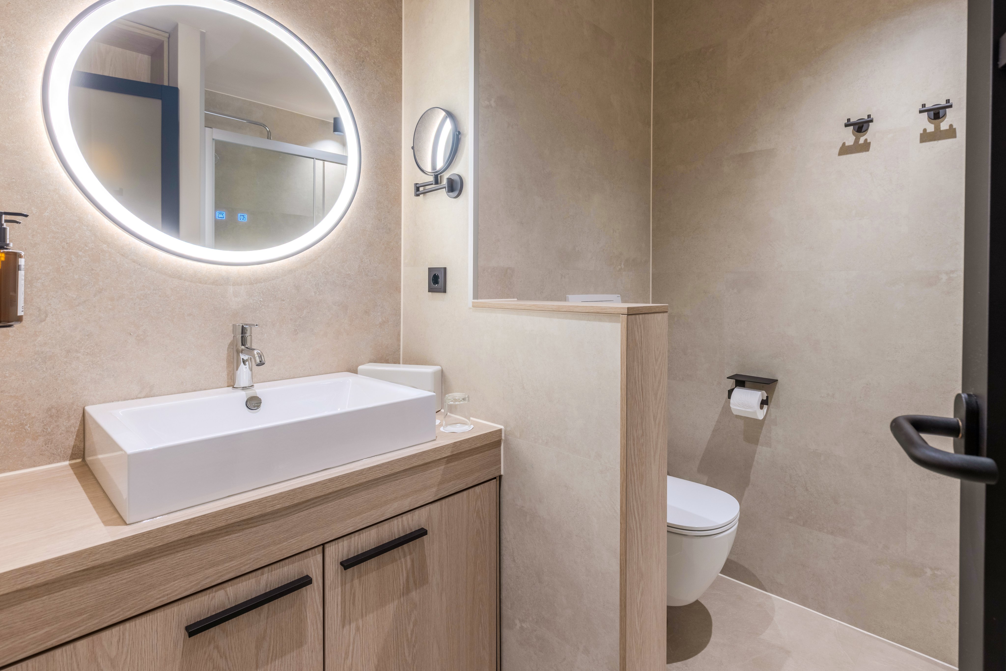 Moderne Badezimmer mit Holzschrank, Waschbecken und großem Spiegel, barrierefrei gestaltet