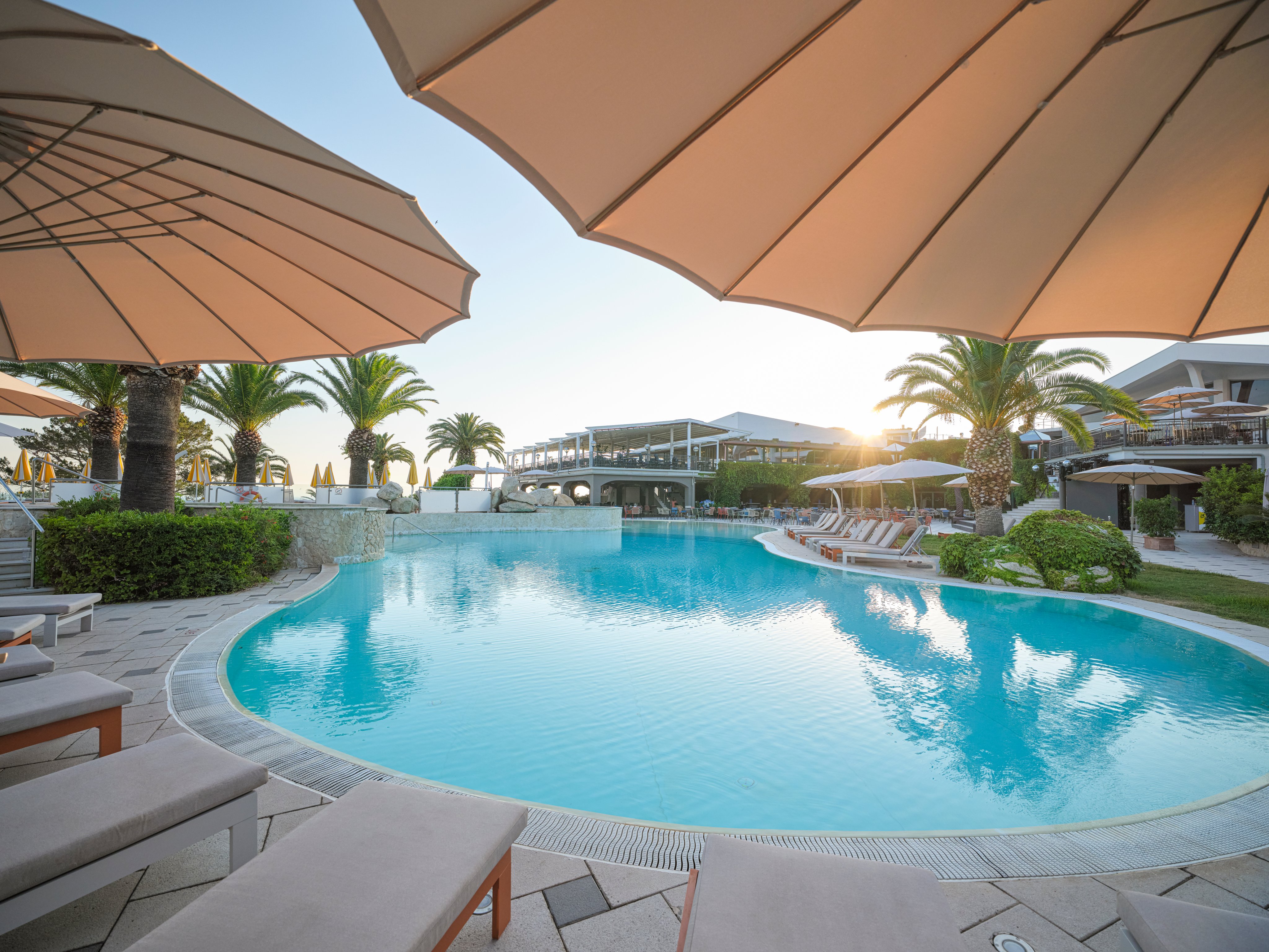 Blick auf den Poolbereich im Luxusclub von Aldiana bei Sonnenuntergang