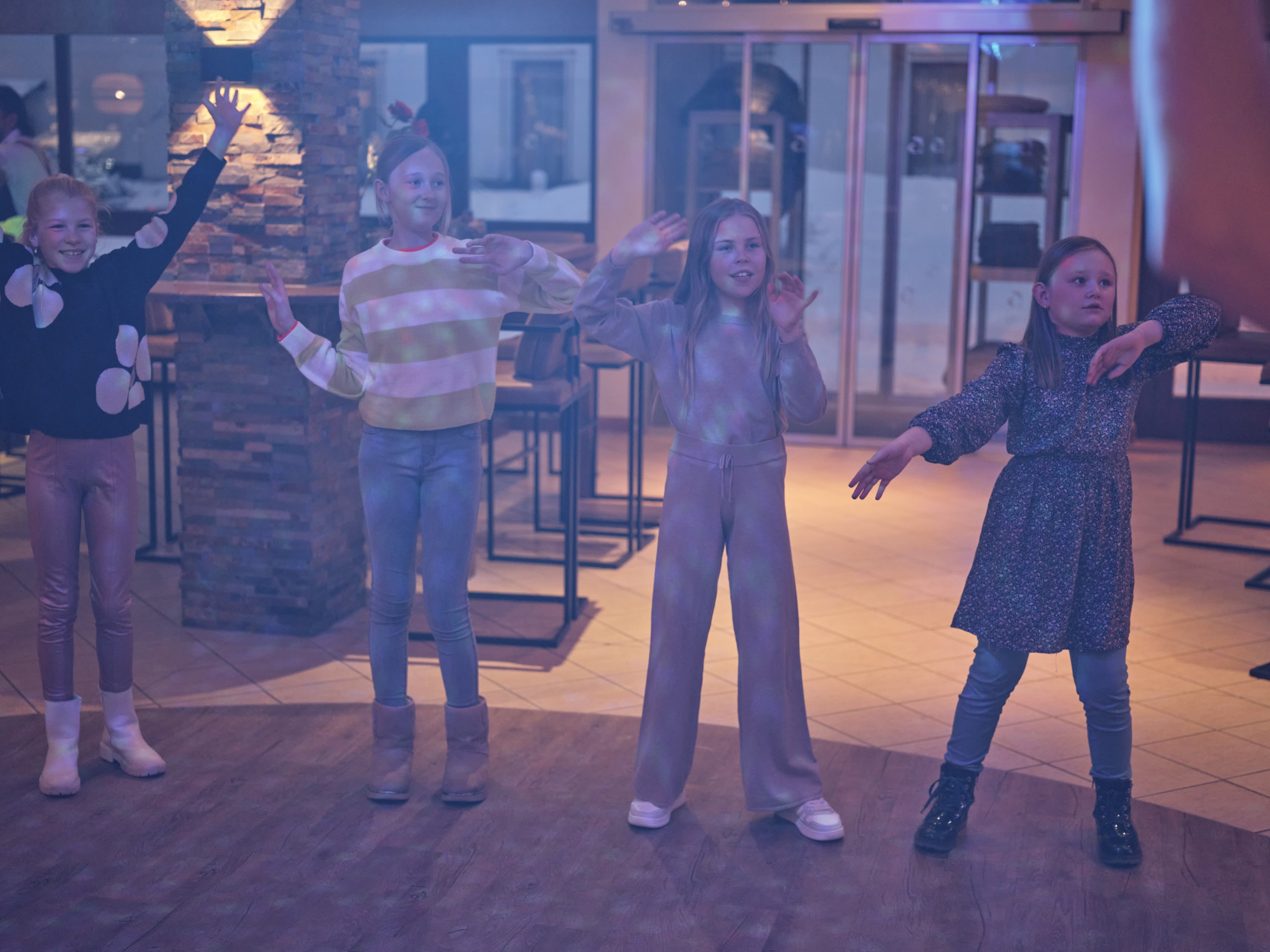 Gruppe von Menschen beim Tanz in einem Aldiana Premium Cluburlaub, fröhliche Atmosphäre