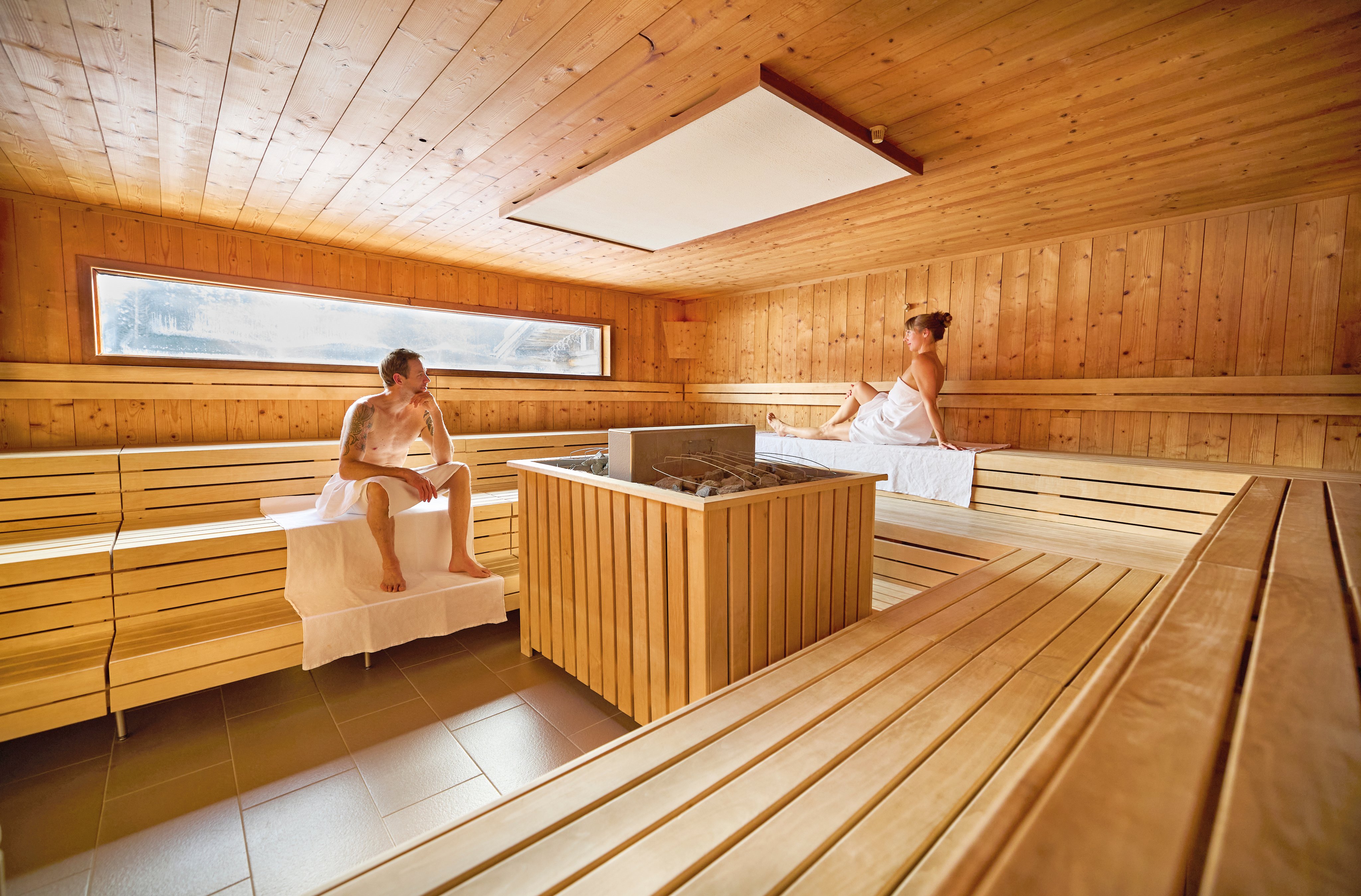 GrimmingTherme Saunabereich mit Blick auf die Berge 