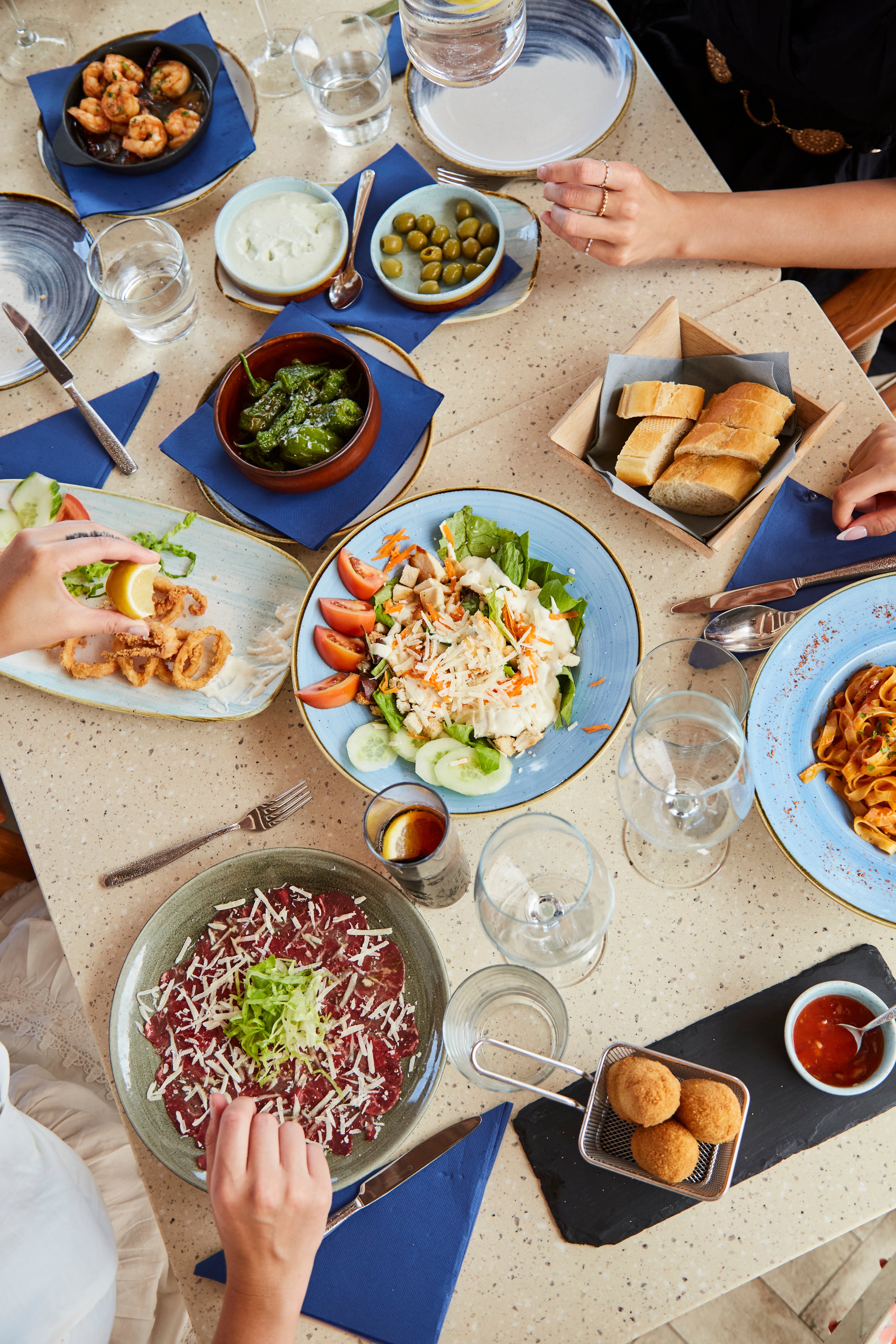 Bunter Hoteltisch mit leckeren Speisen und Getränken bei Aldiana Premium Cluburlaub