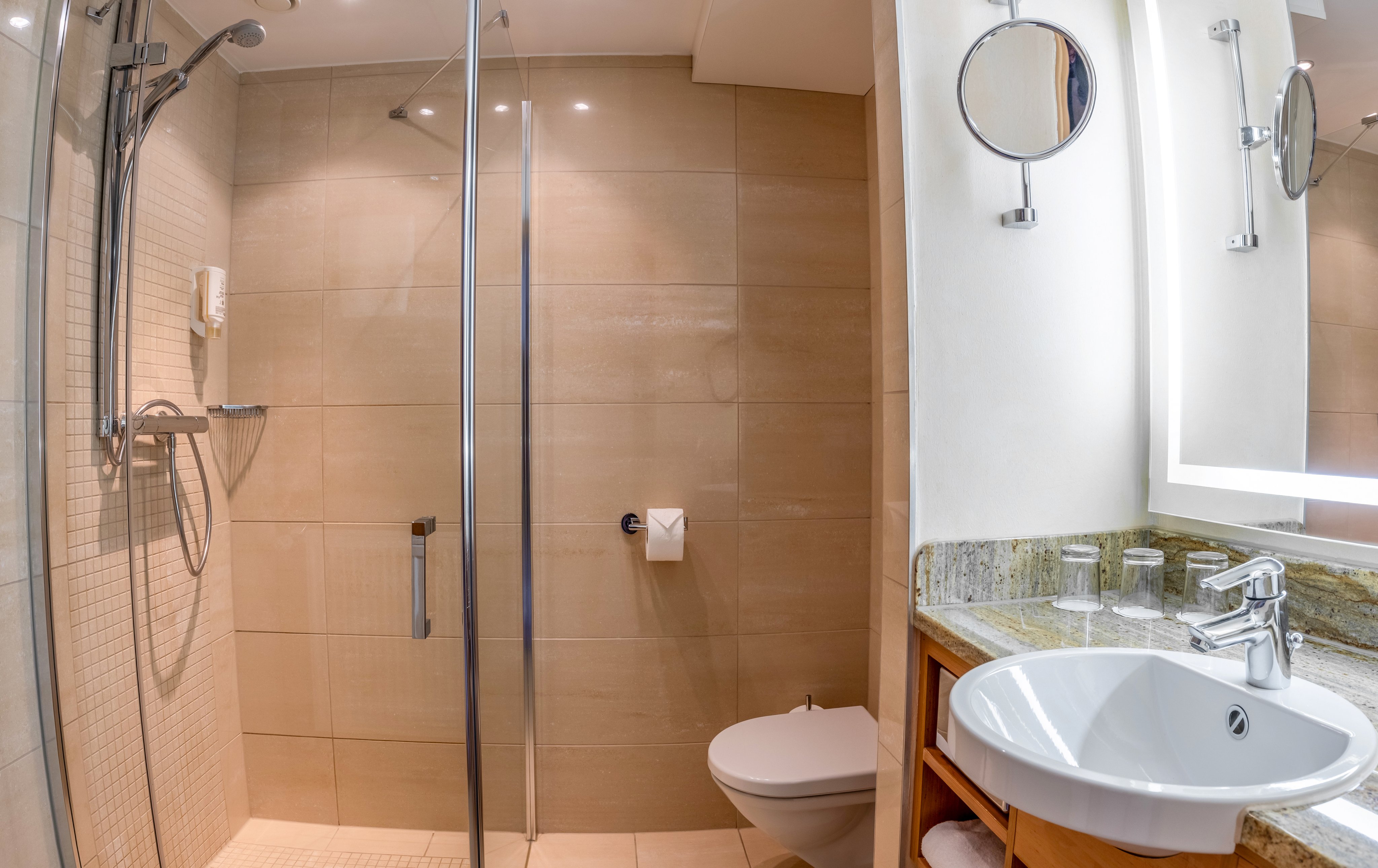 Badezimmer mit Dusche, Toilette und Waschbecken im Premium Cluburlaub von Aldiana