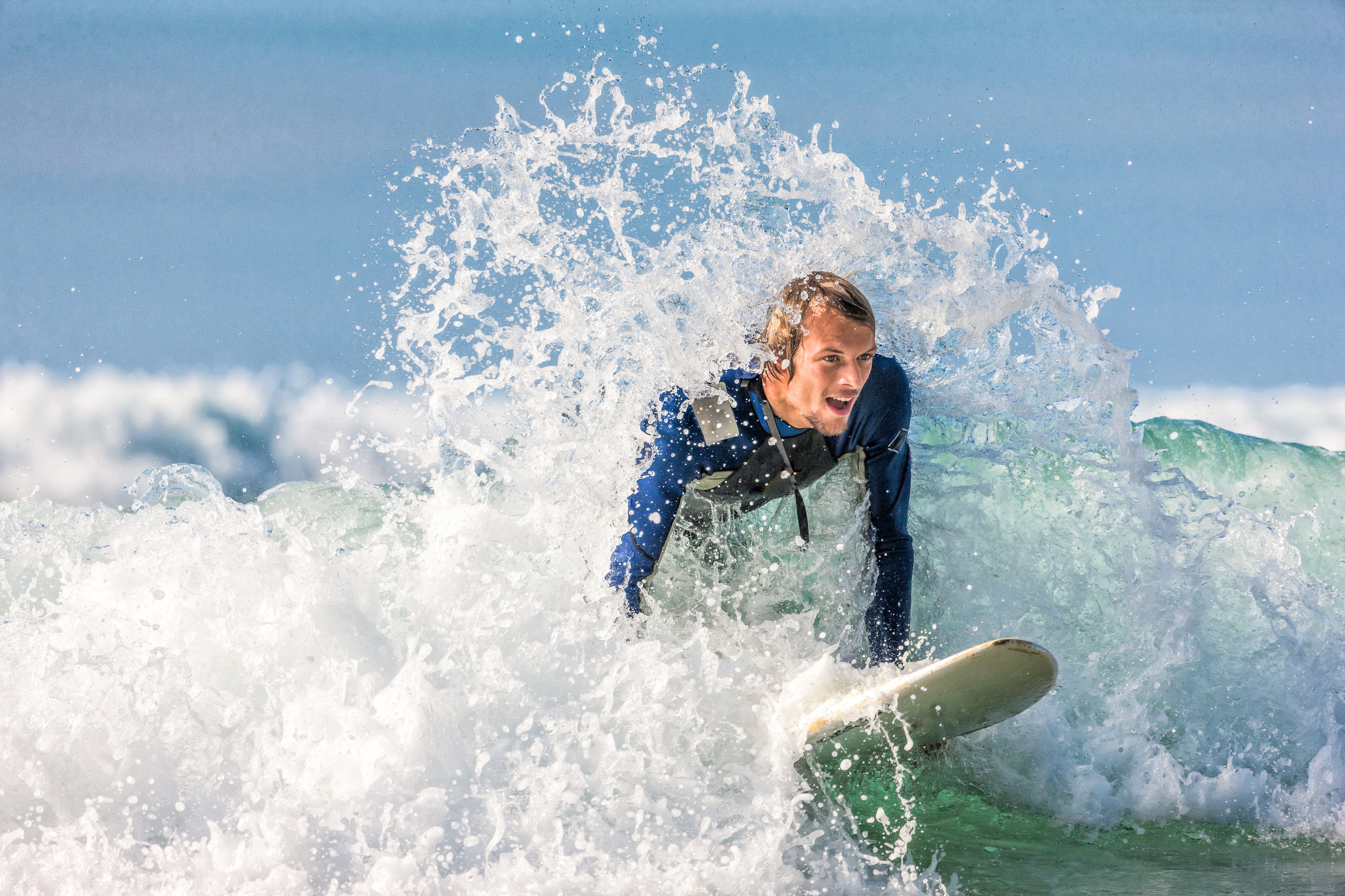 Mensch beim Surfen im Meer, aktiver Wassersport, Premium Cluburlaub bei Aldiana
