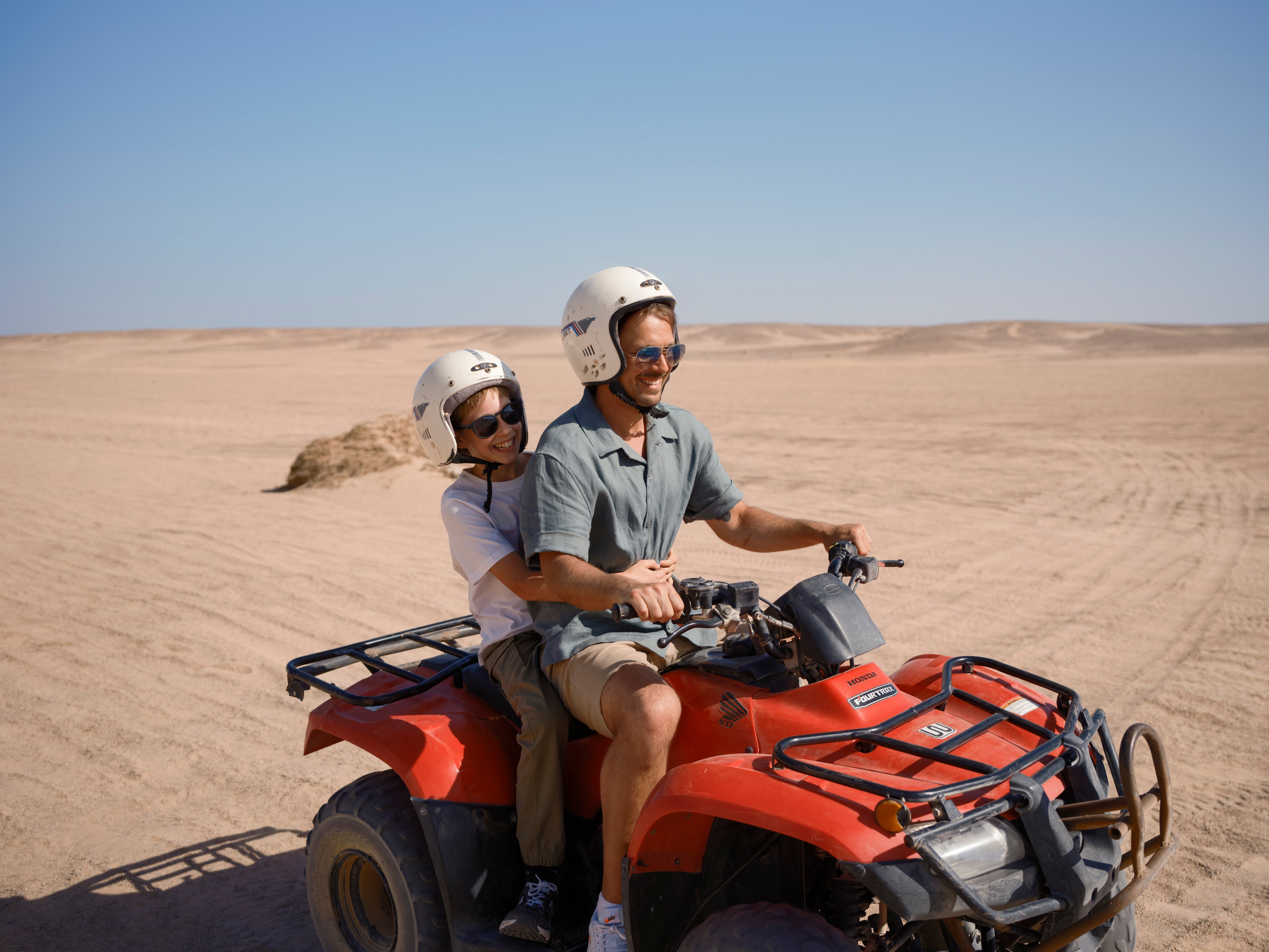 Zwei Kinder auf Quad im Sand, sommerliches Wetter, Abenteuer im Urlaub bei Aldiana