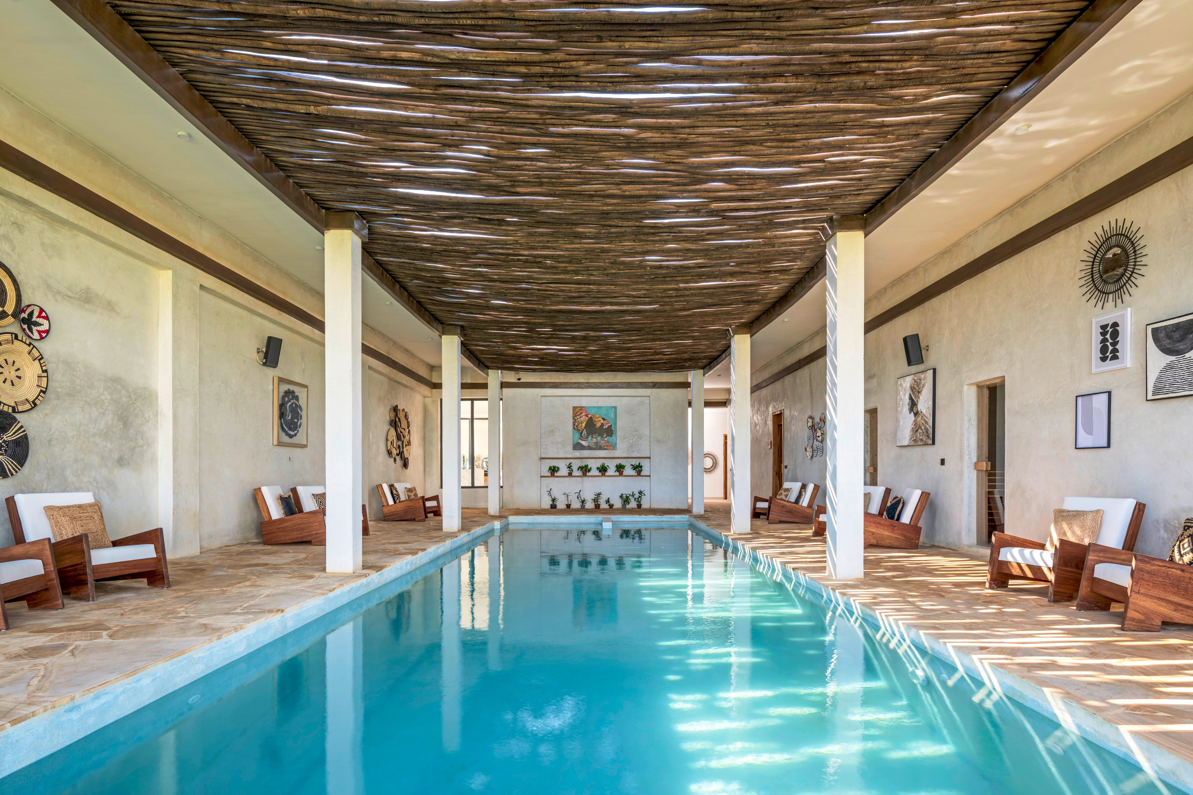 Innenansicht eines eleganten Hotelpools bei Aldiana, Premium Cluburlaub, entspannte Atmosphäre