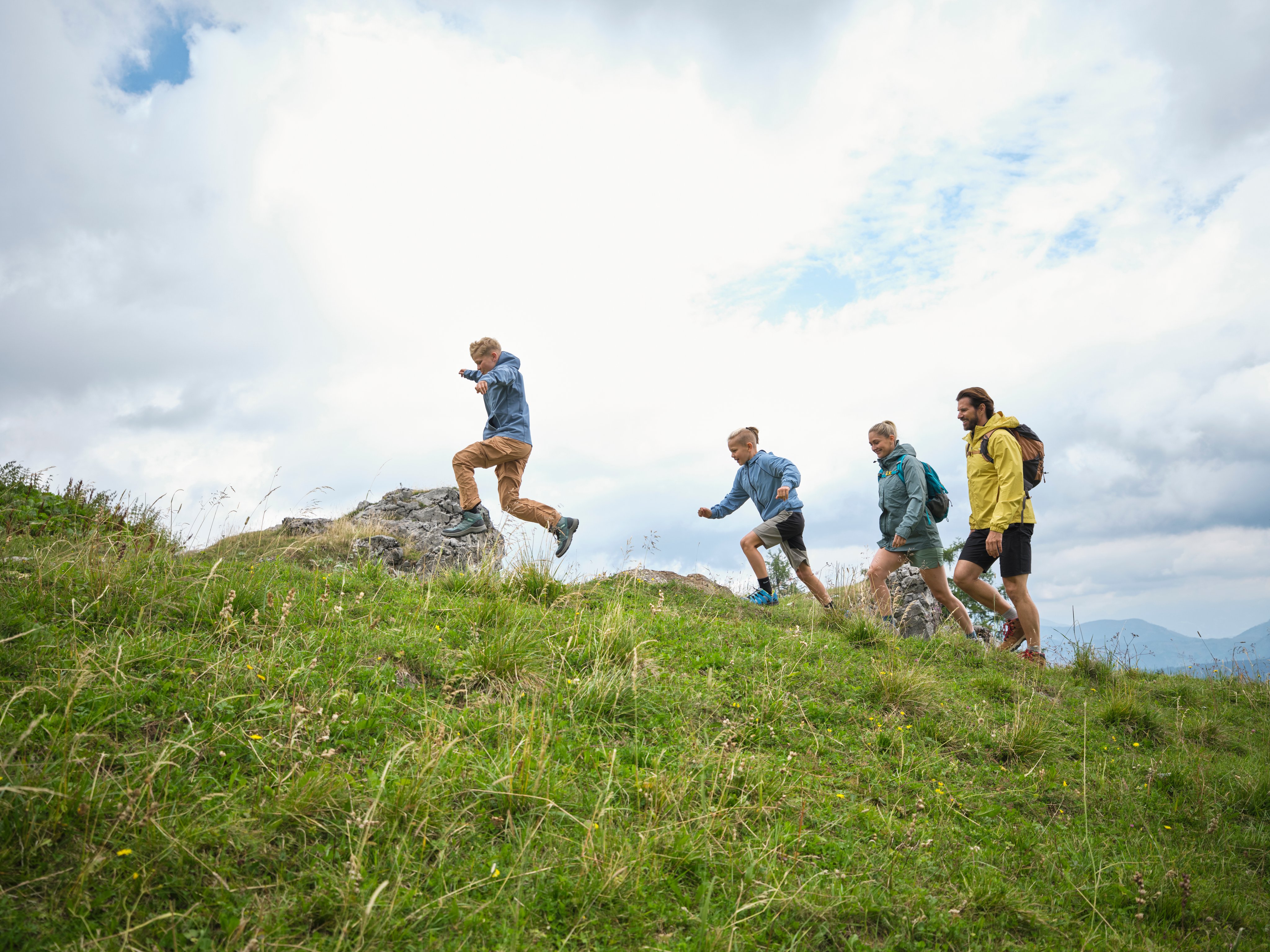 Familien beim Wandern im Grünen bei Aldiana, Premium Cluburlaub in natürlicher Umgebung.