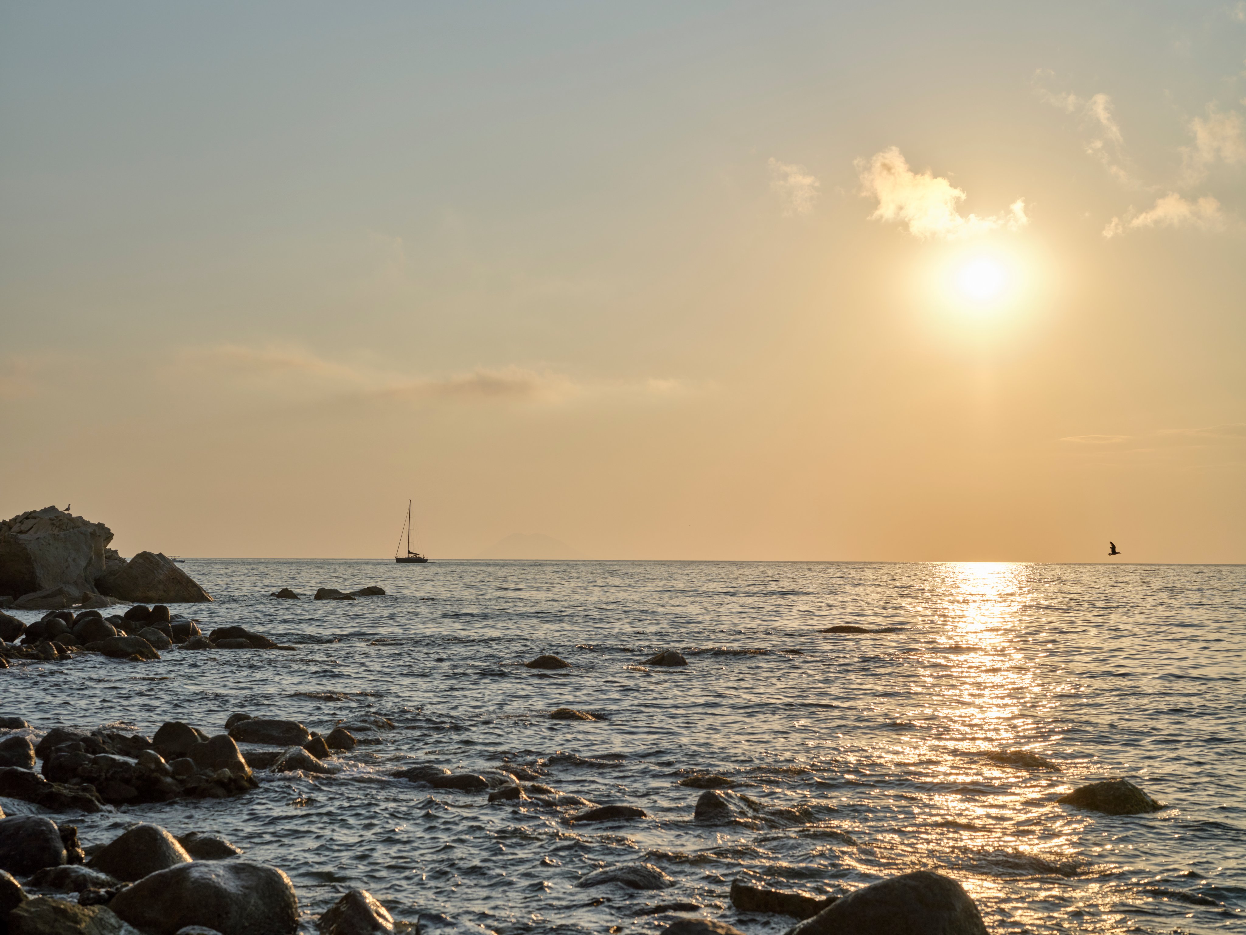 Blick auf das Meer bei Sonnenuntergang, ruhige Küste, ideal für Premium Cluburlaub bei Aldiana