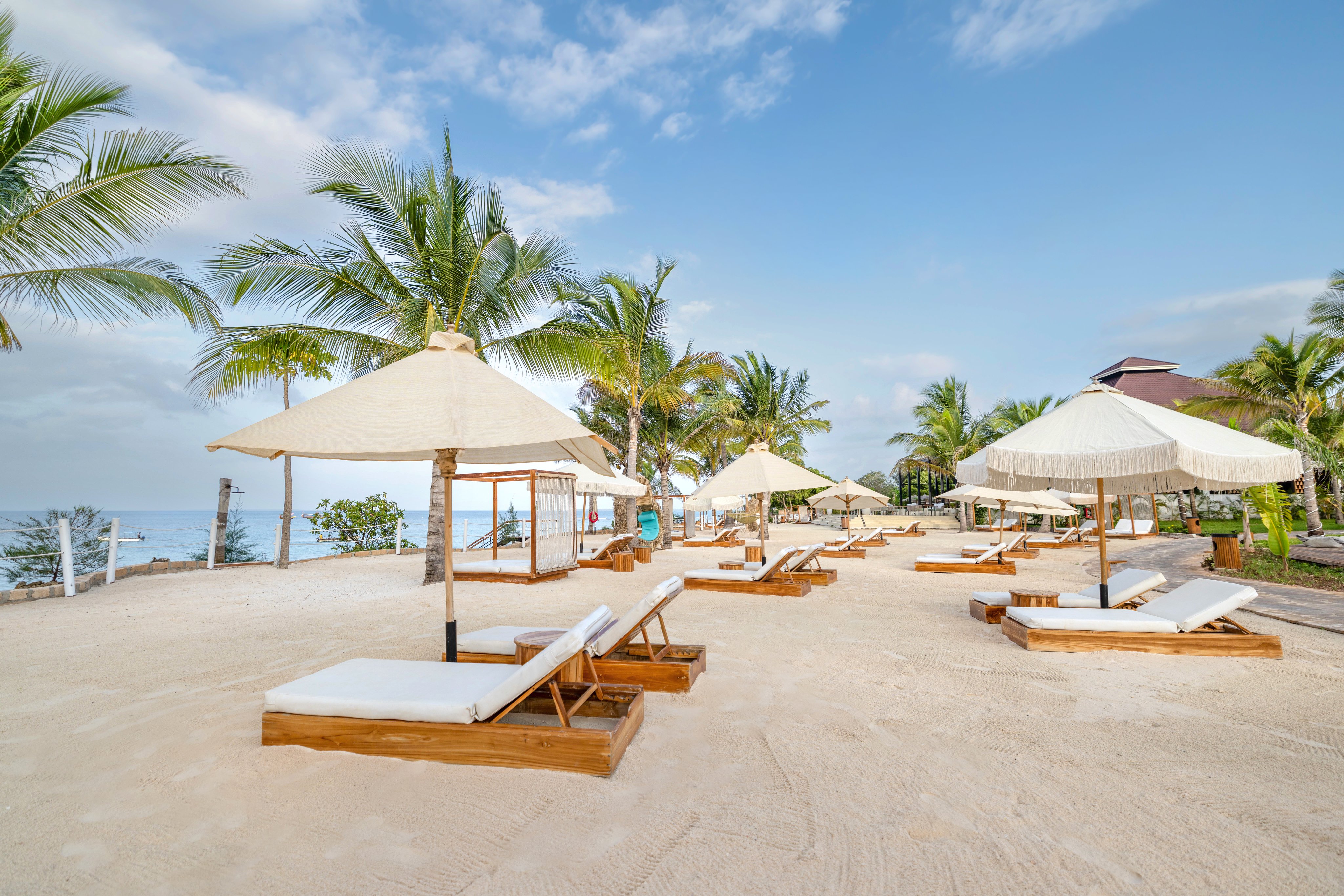 Strandbereich mit Sonnenschirmen, Liegen und Palmen bei Aldiana, Premium Cluburlaub in entspannter Atmosphäre