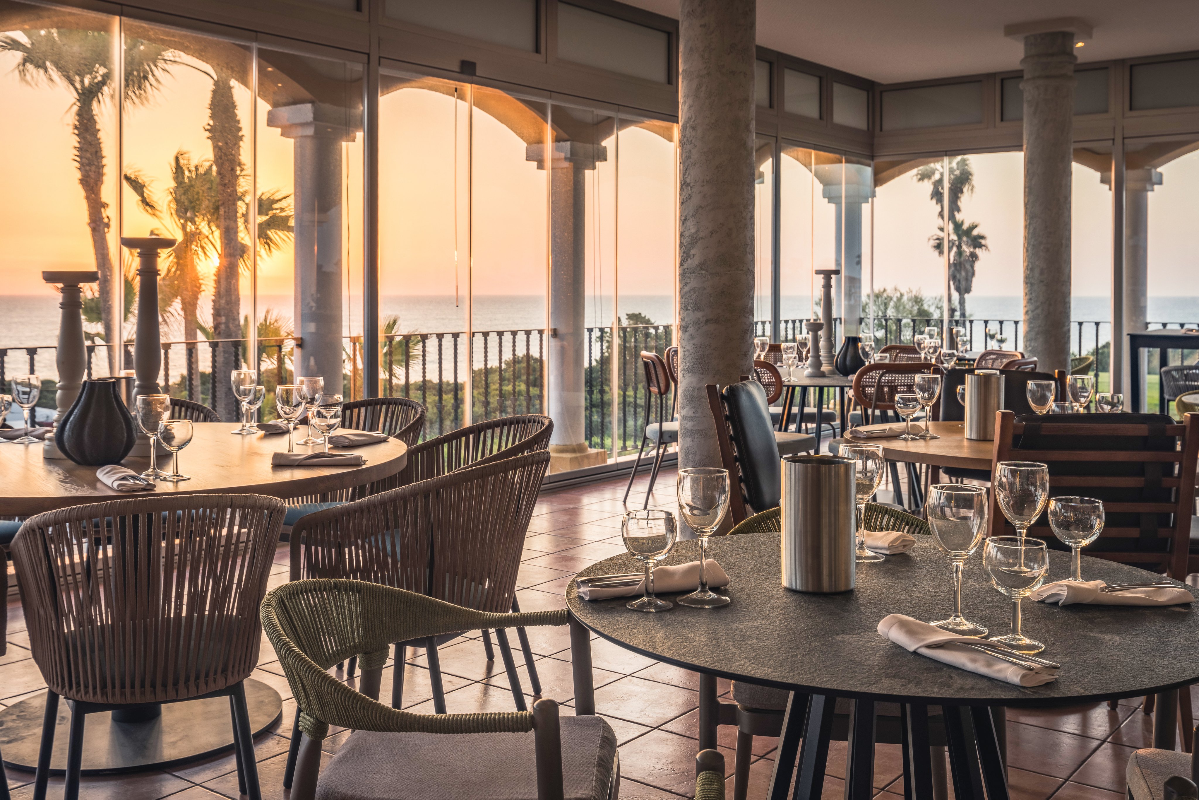 Restaurant mit Bestuhlung und Blick auf das Meer