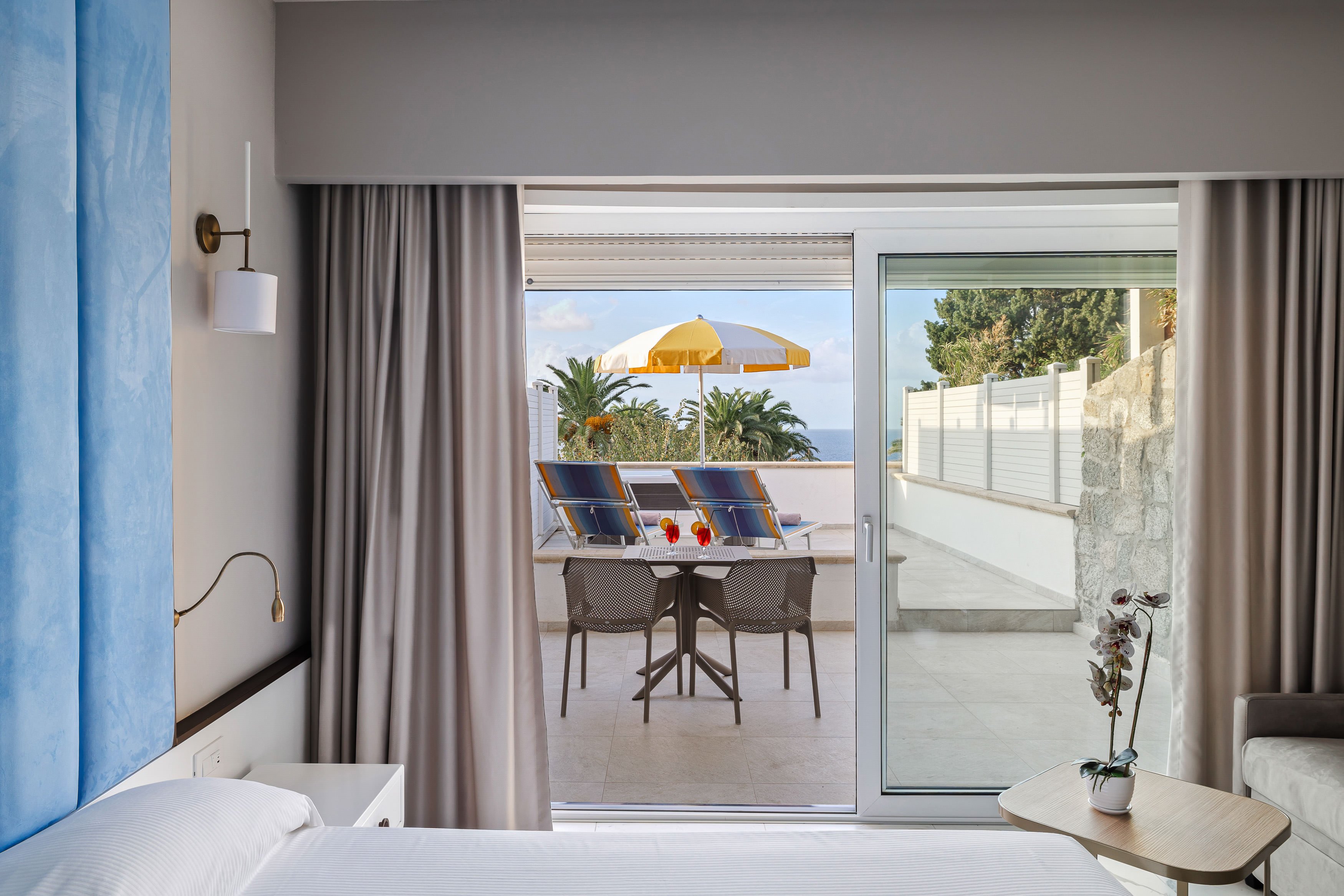 Schlafzimmer mit Balkon, Meerblick, Sonne, nachhaltige Urlaubsatmosphäre, Premium Cluburlaub