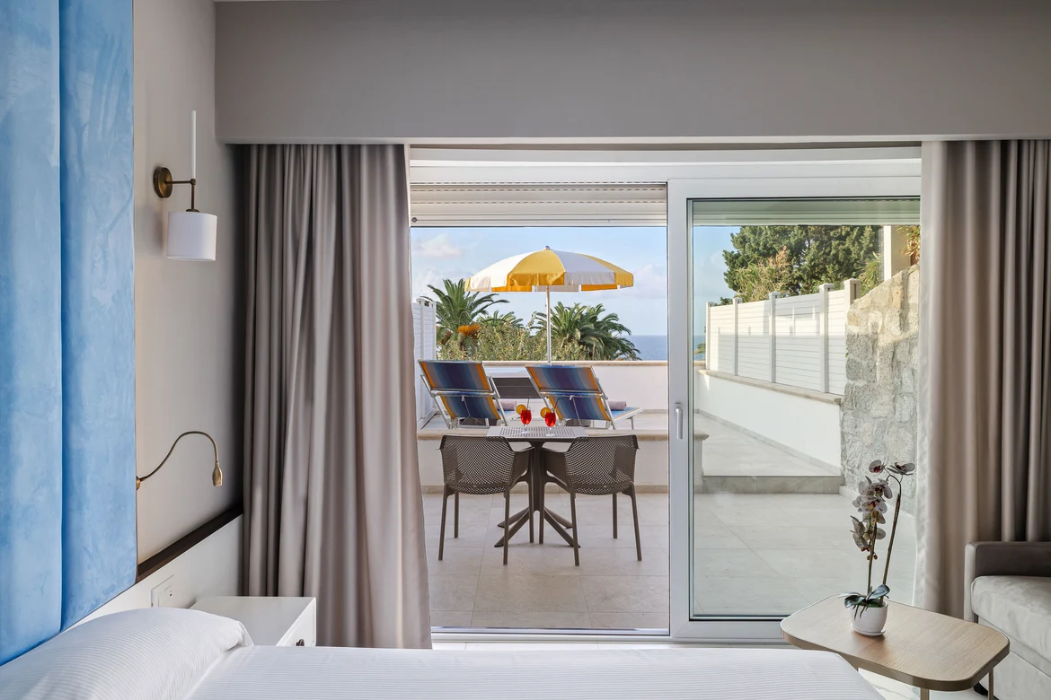 Schlafzimmer mit Balkon, Meerblick, Sonne, nachhaltige Urlaubsatmosphäre, Premium Cluburlaub