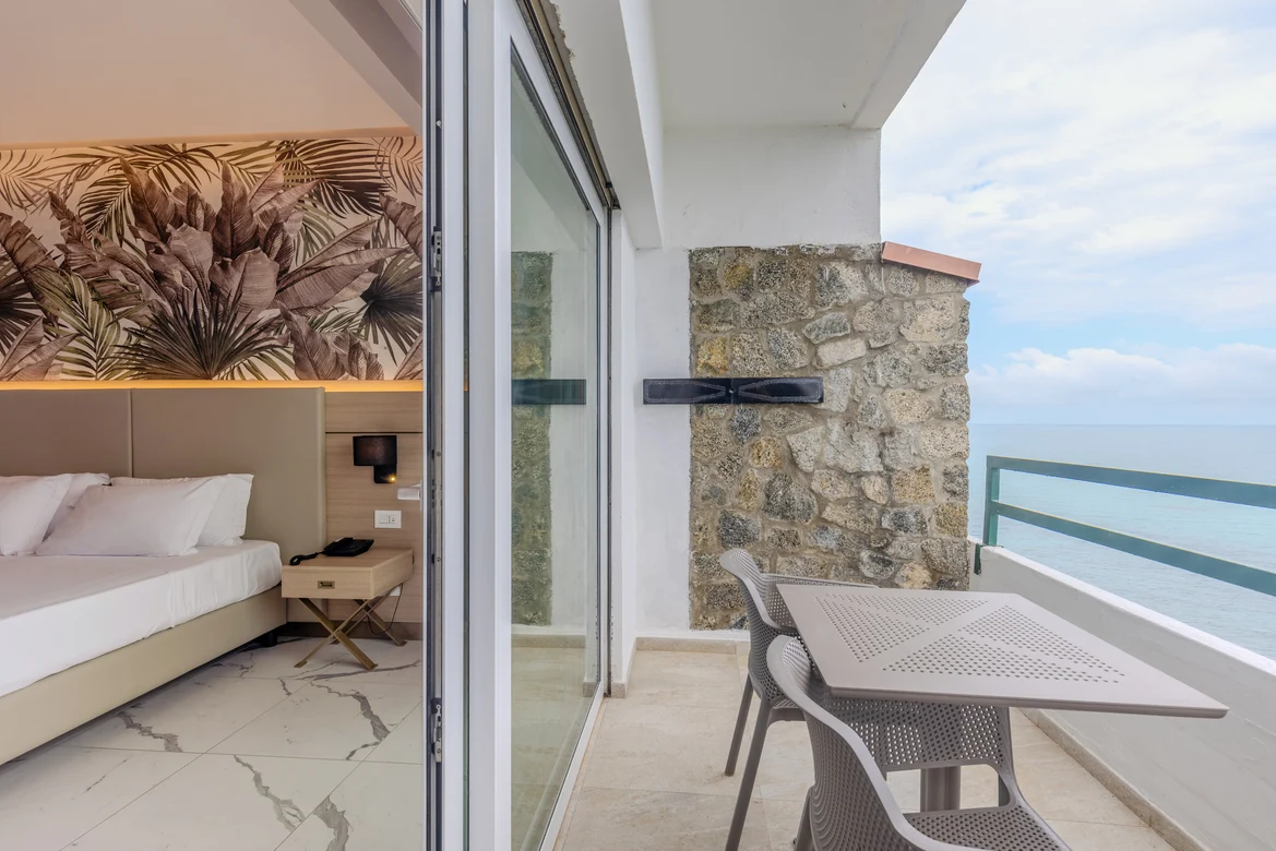 Bett im luxuriösen Premium Cluburlaub bei Aldiana, Blick auf Balkon mit Meer.