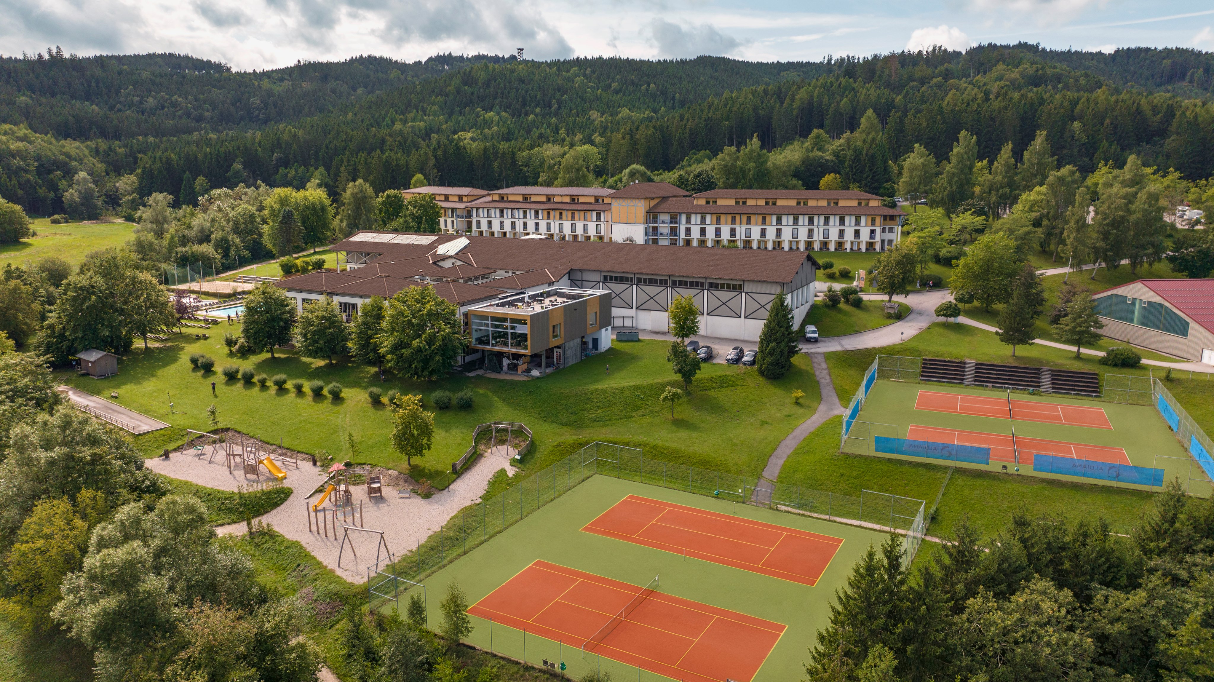 Aldiana Premium Cluburlaub mit Pool, Tennisplätzen, grünem Gelände und Hotelgebäude