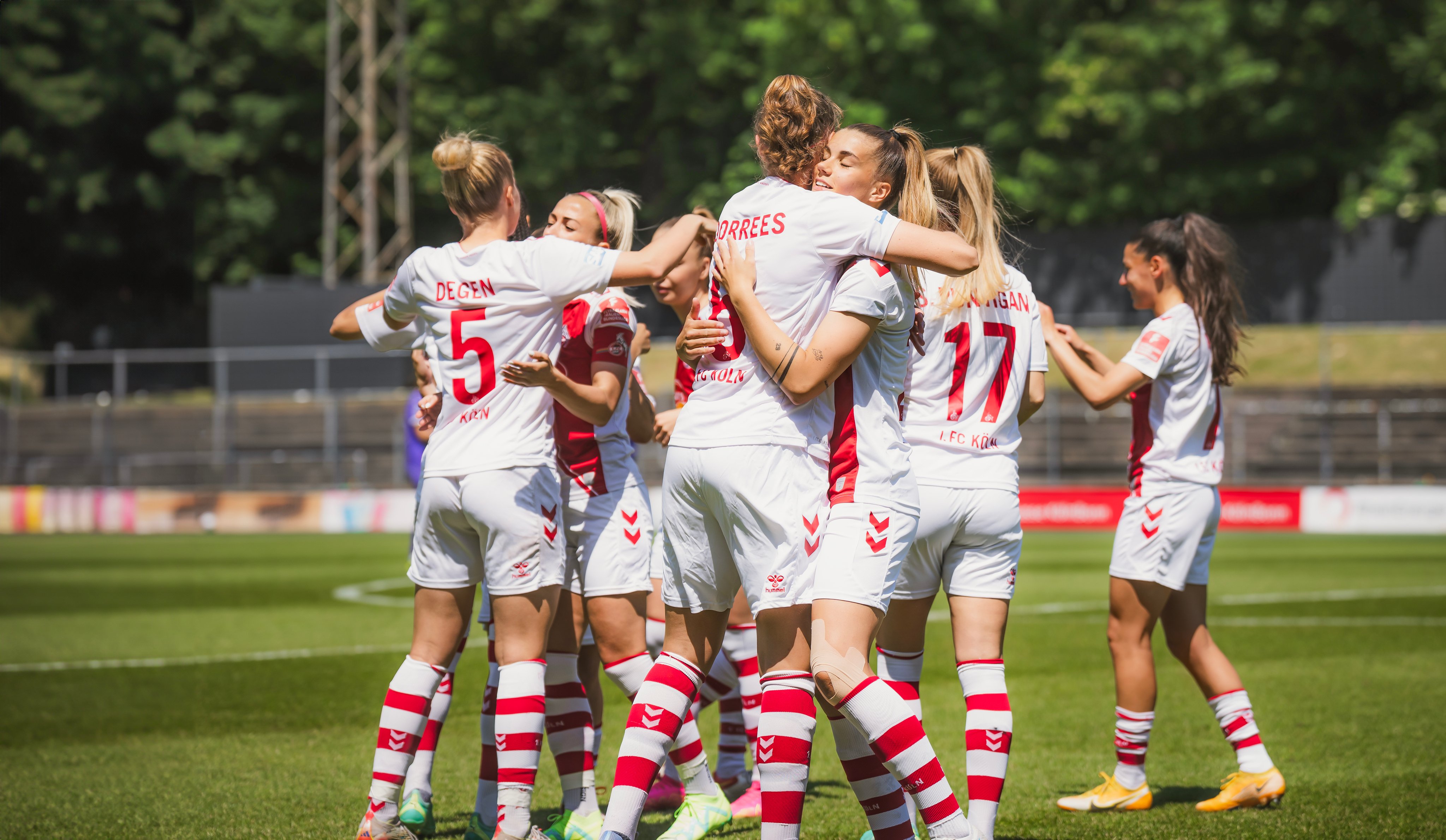 Eine Gruppe von Damen beim Fußballtraining auf einem Sportplatz, sportliche Aktivität, Gemeinschaft.