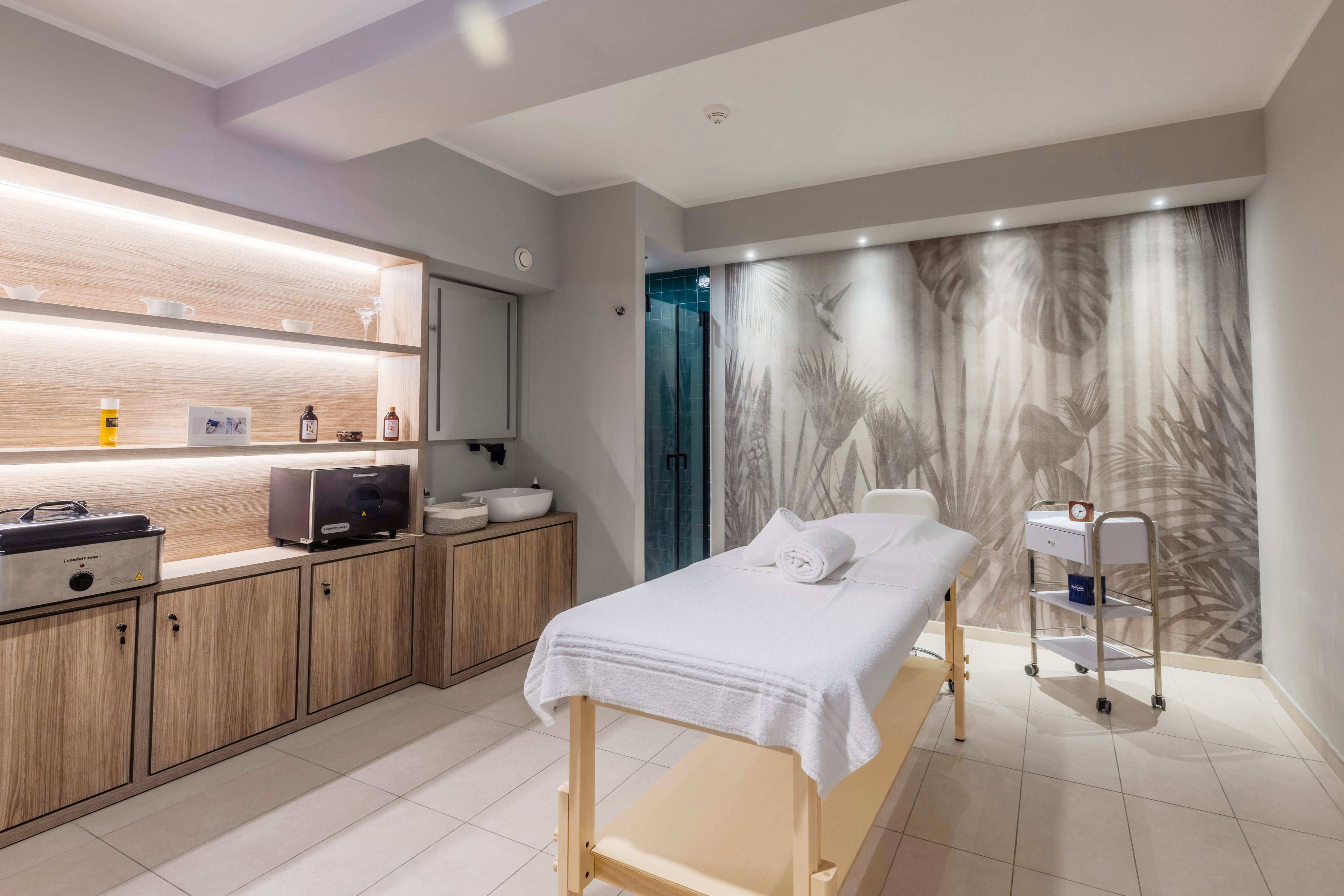 Moderne Spa- oder Behandlungsraum bei Aldiana mit komfortabler Liege und entspannter Atmosphäre