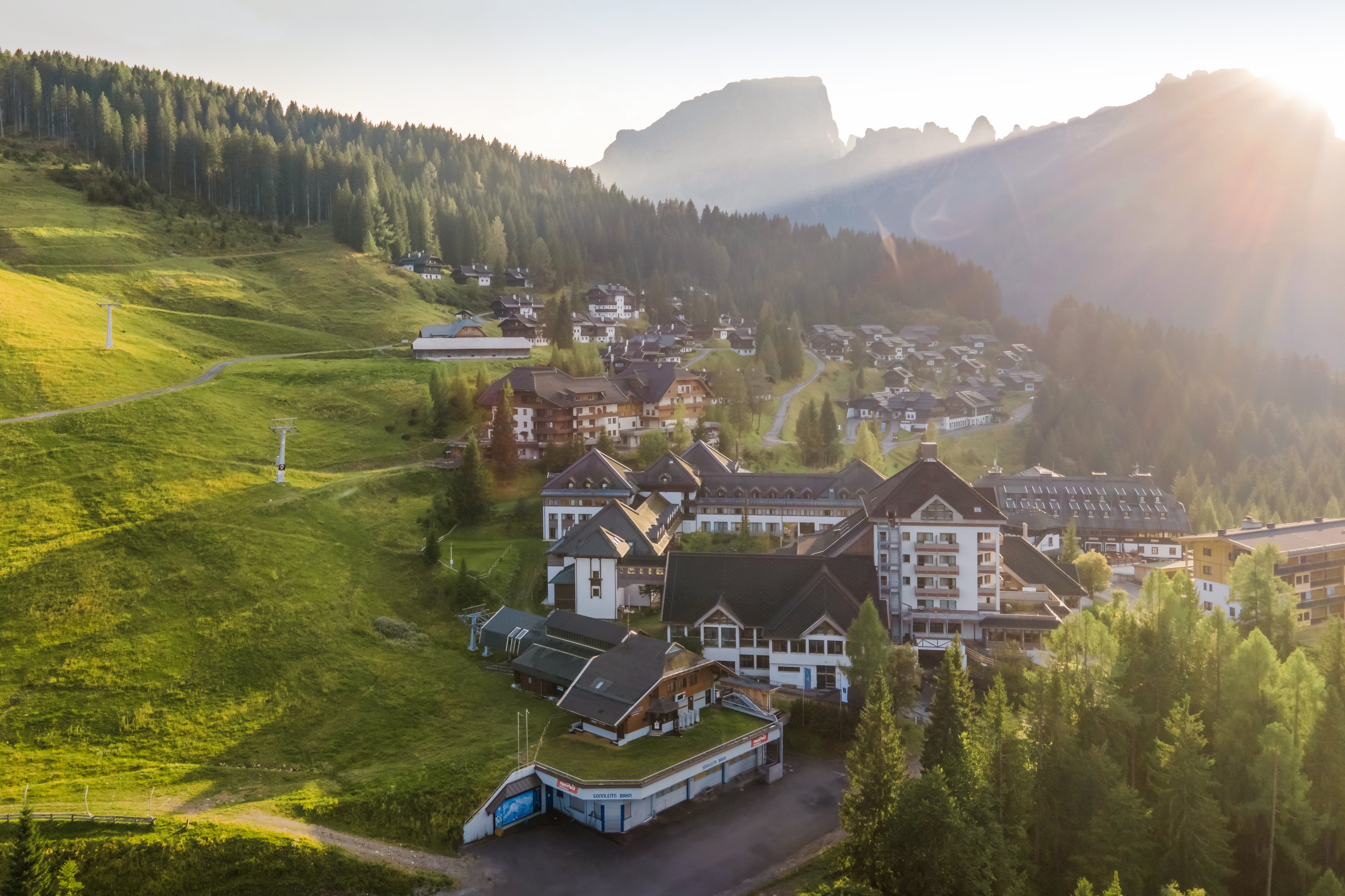 Aldiana Premium Cluburlaub in malerischer Berglage mit grünen Wiesen und modernen Gebäuden