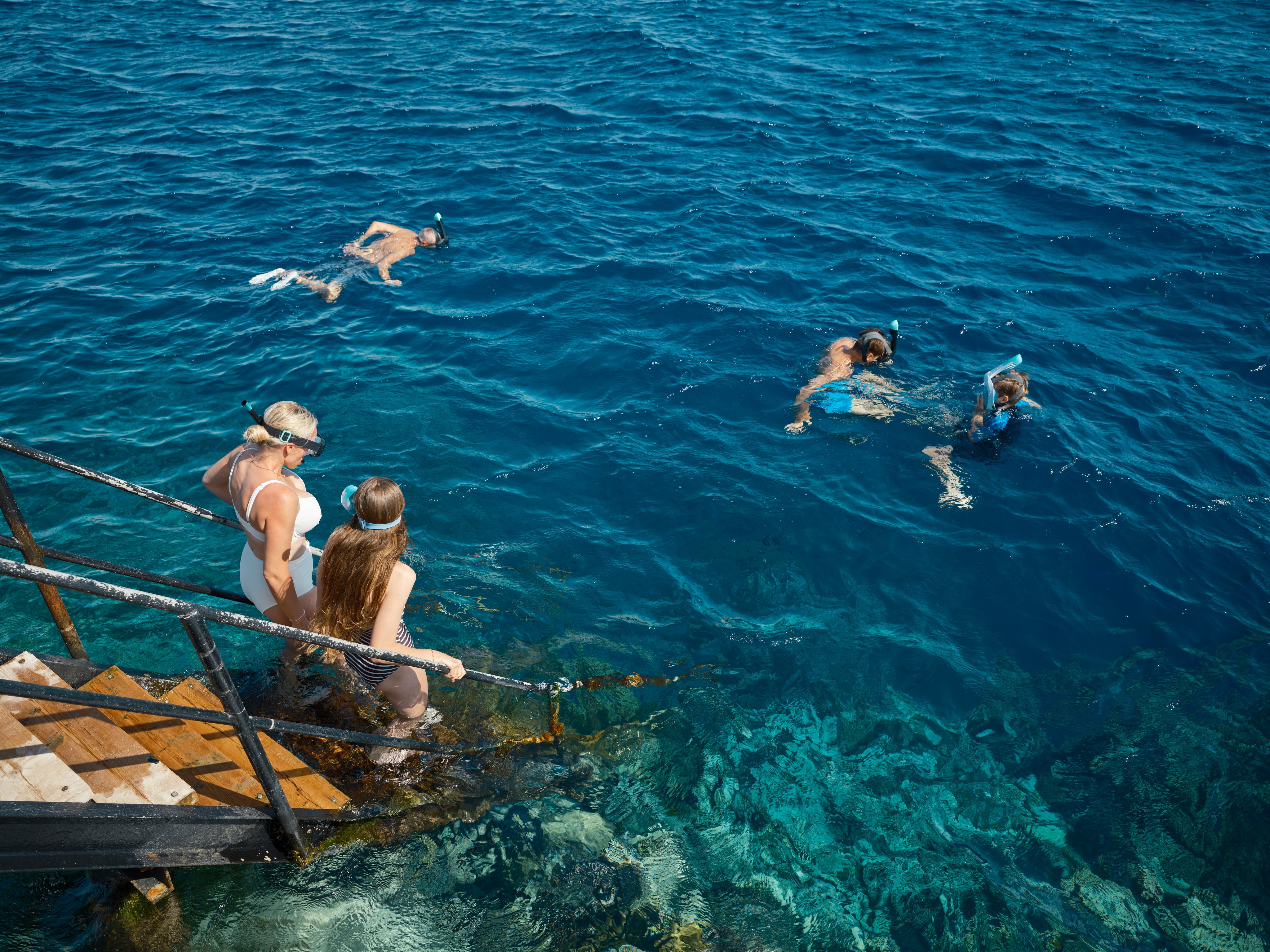 Menschen beim Schnorcheln auf einem Boot im klaren blauen Wasser von Aldiana.