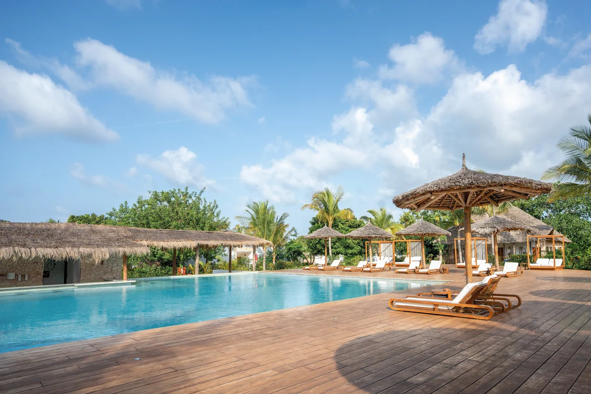 Poolanlage mit Palmen