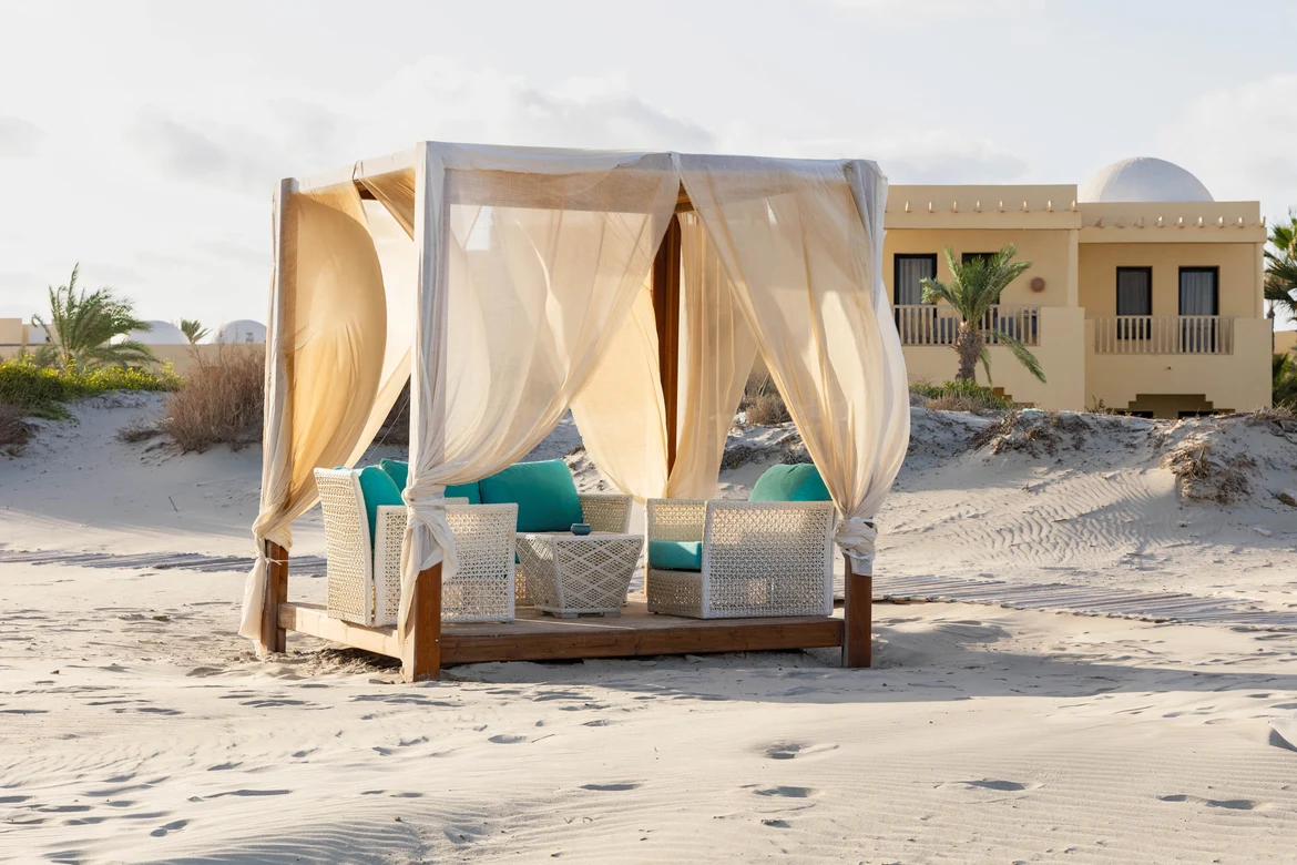 Daybed am feinen Sandstrand