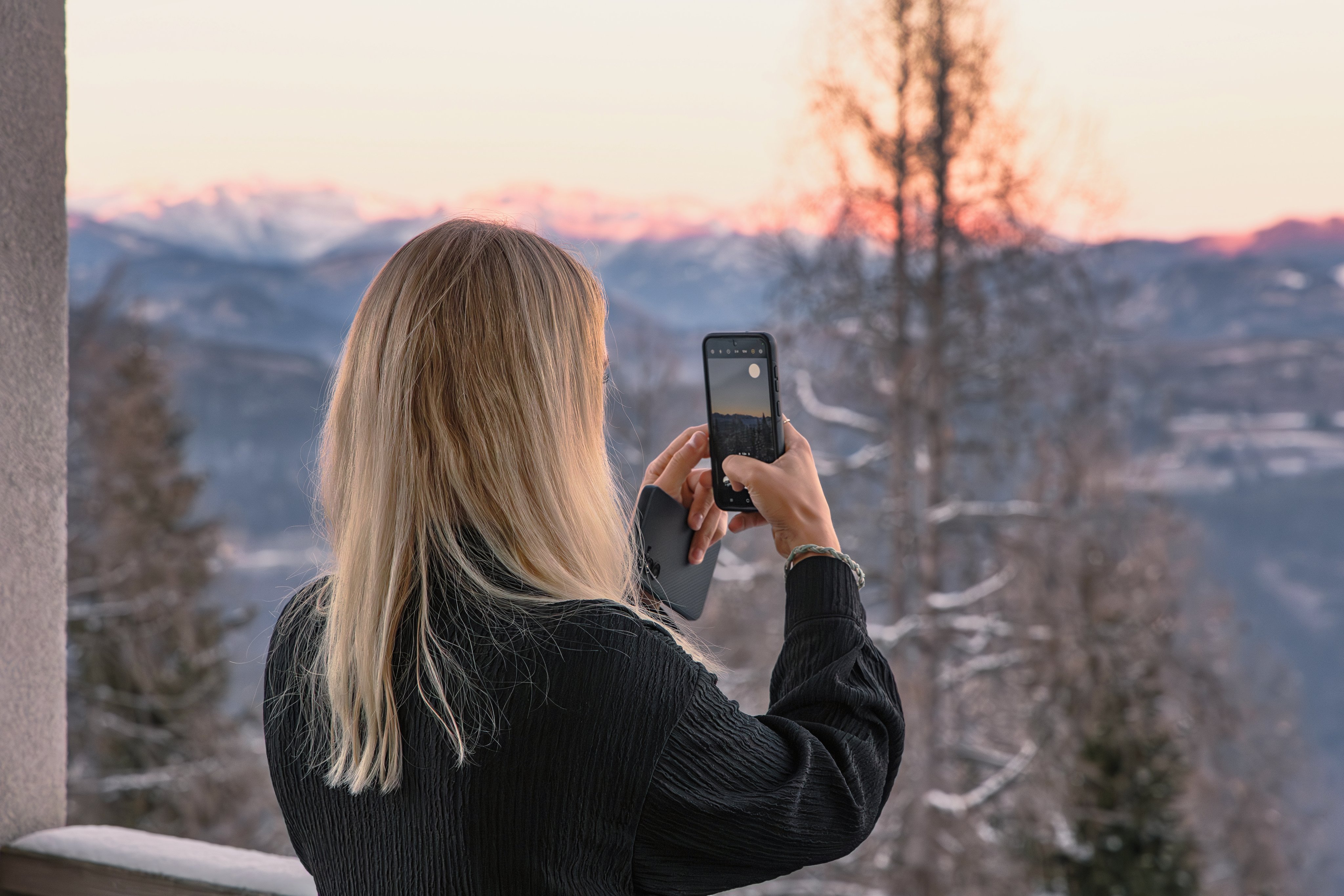 Frau fotografiert atemberaubende Berglandschaft bei Sonnenuntergang in einem Premium Aldiana Cluburlaub